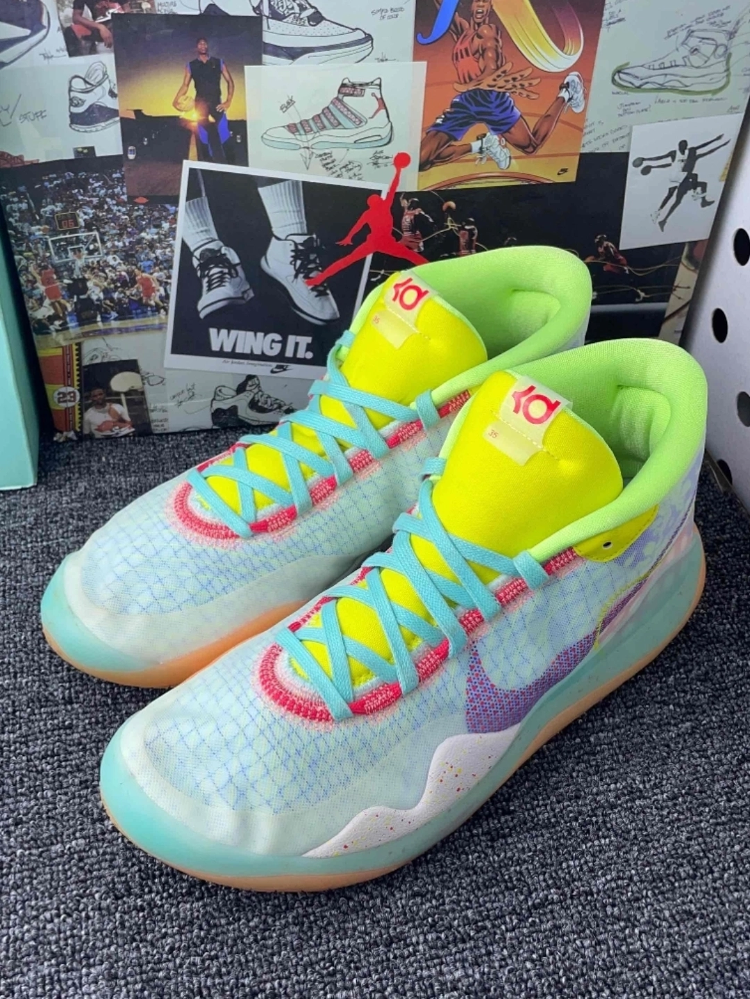 身很轻便透气 中低帮的鞋型包裹感十足 彩色糖果暖色配色上脚颜值很高