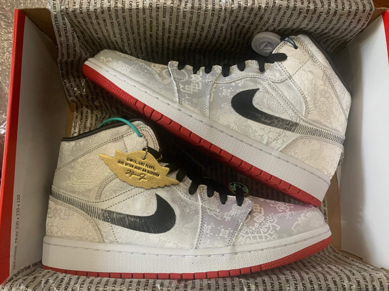 冠希哥联名的这双白丝绸aj1到手的质感是看图片感受不到的!