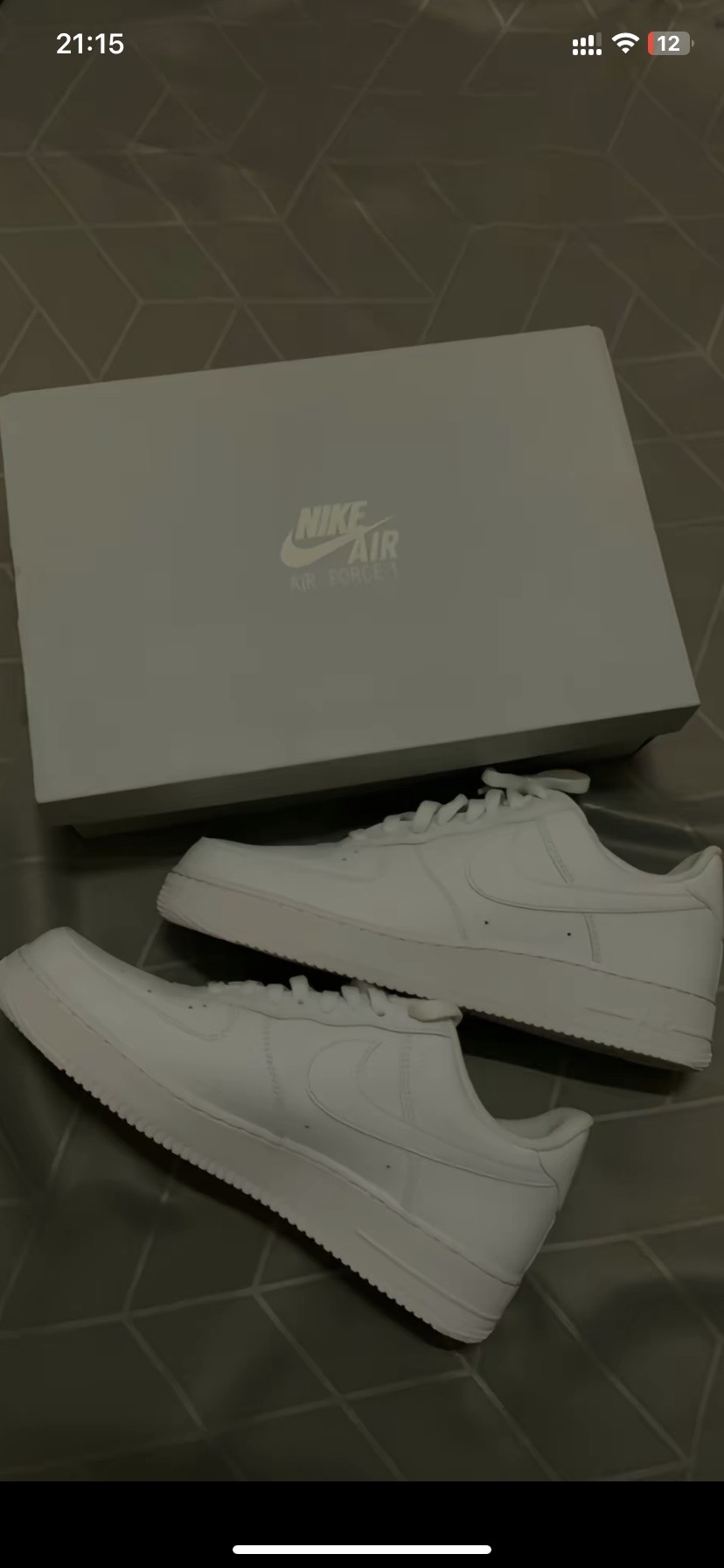 空军一号与水泥灰的裤子搭配是在太搭了 很清爽的感觉 还显干净整洁