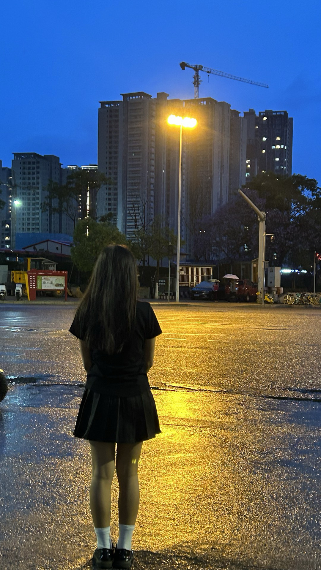 淋雨的美女背影图片