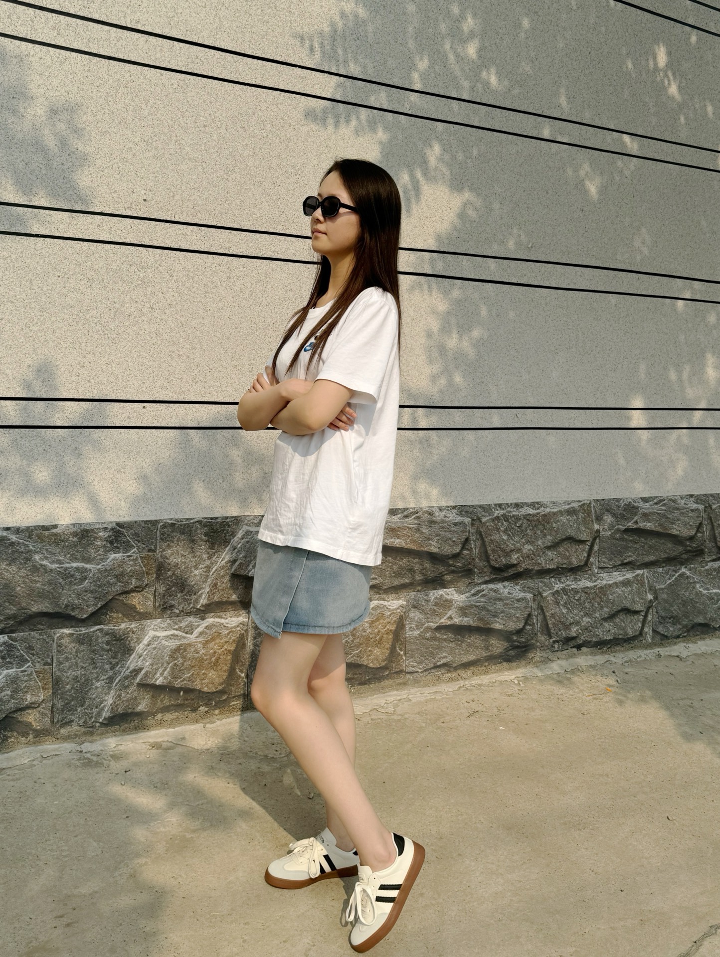 穿上好好看还很百搭
显的腿好长
平时就喜欢穿这种平底的板鞋
但是