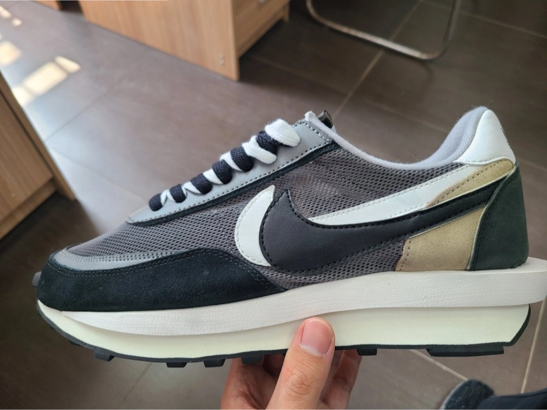 今天购入一双sacai   nike  应该是第二代的黑白配色