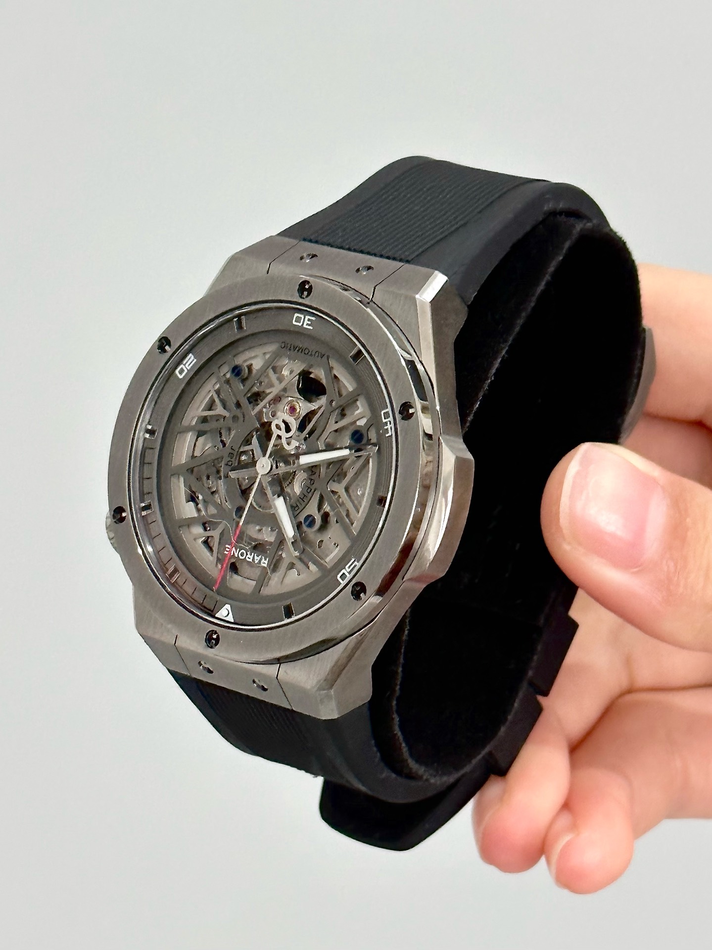 啊啊啊是雷诺的双子星机械手表礼盒耶
还是双面镂空的机械设计 还蛮酷