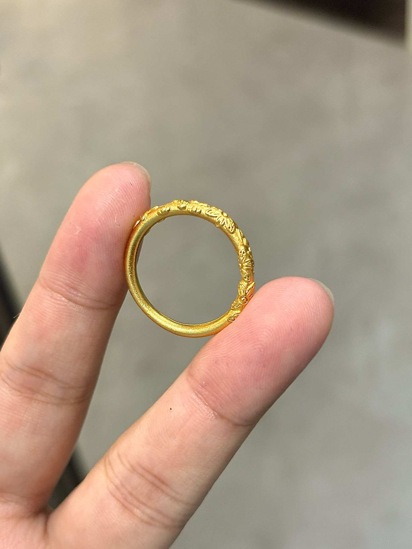 黄金戒指闭眼入