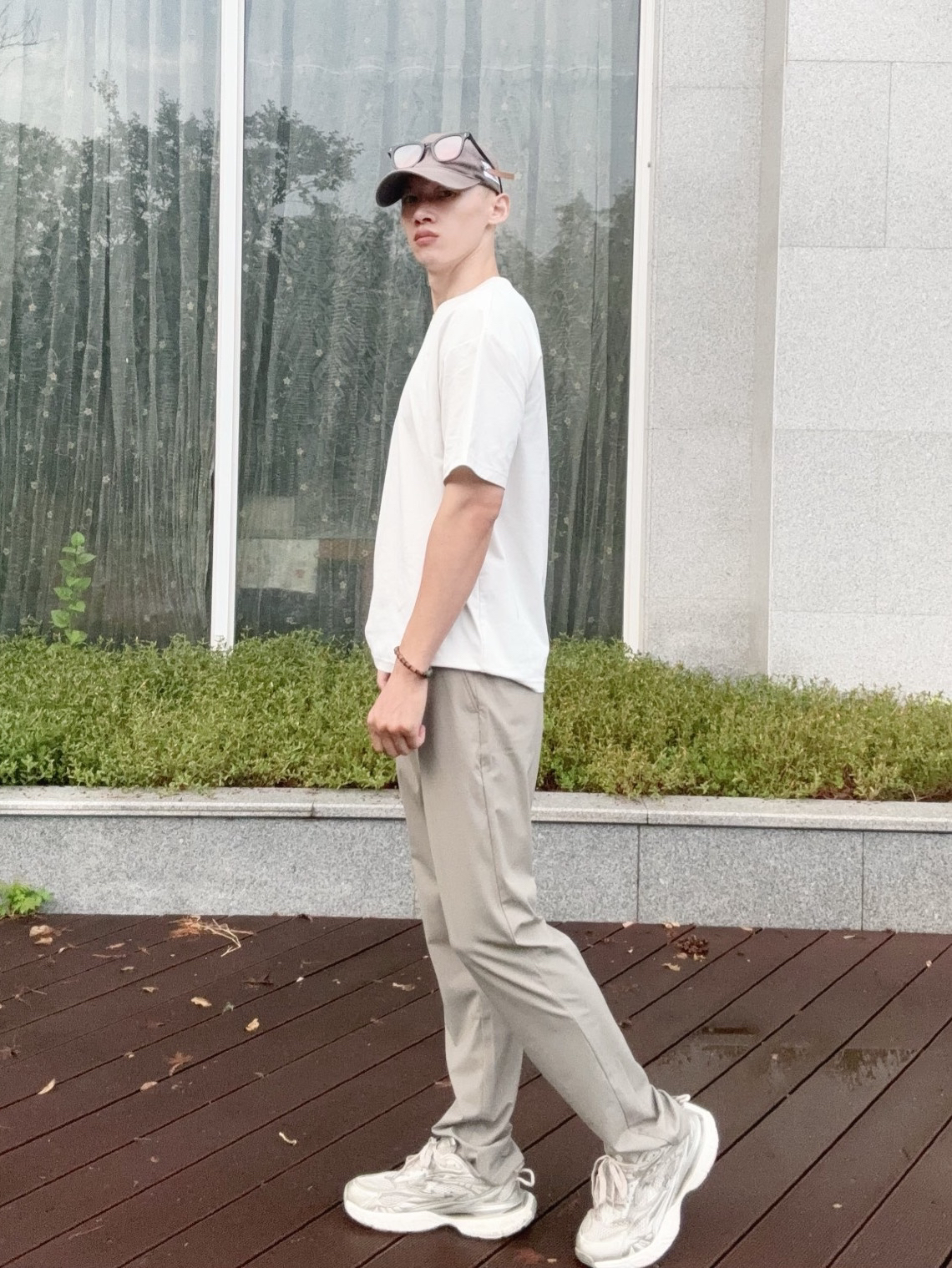 的修饰腿型 卡其的配色选搭衣服也比较简单 深色,浅色的衣服都能搭配