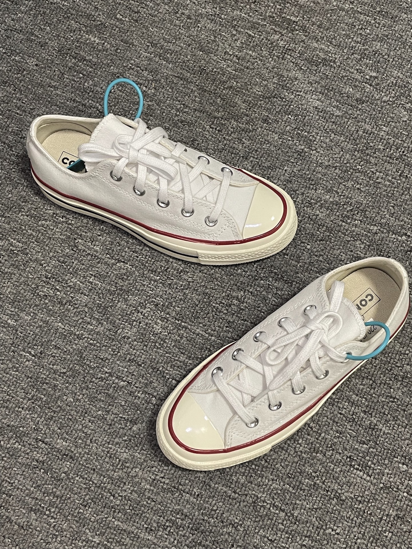 匡威经典白色帆布鞋