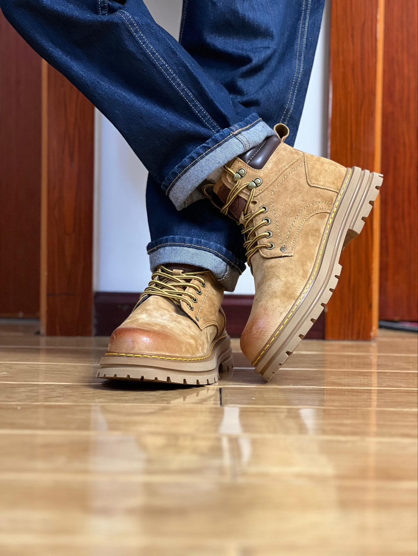 秋冬必须安排一双大黄靴配原色牛仔裤啊,多么经典的搭配,上衣随便穿都