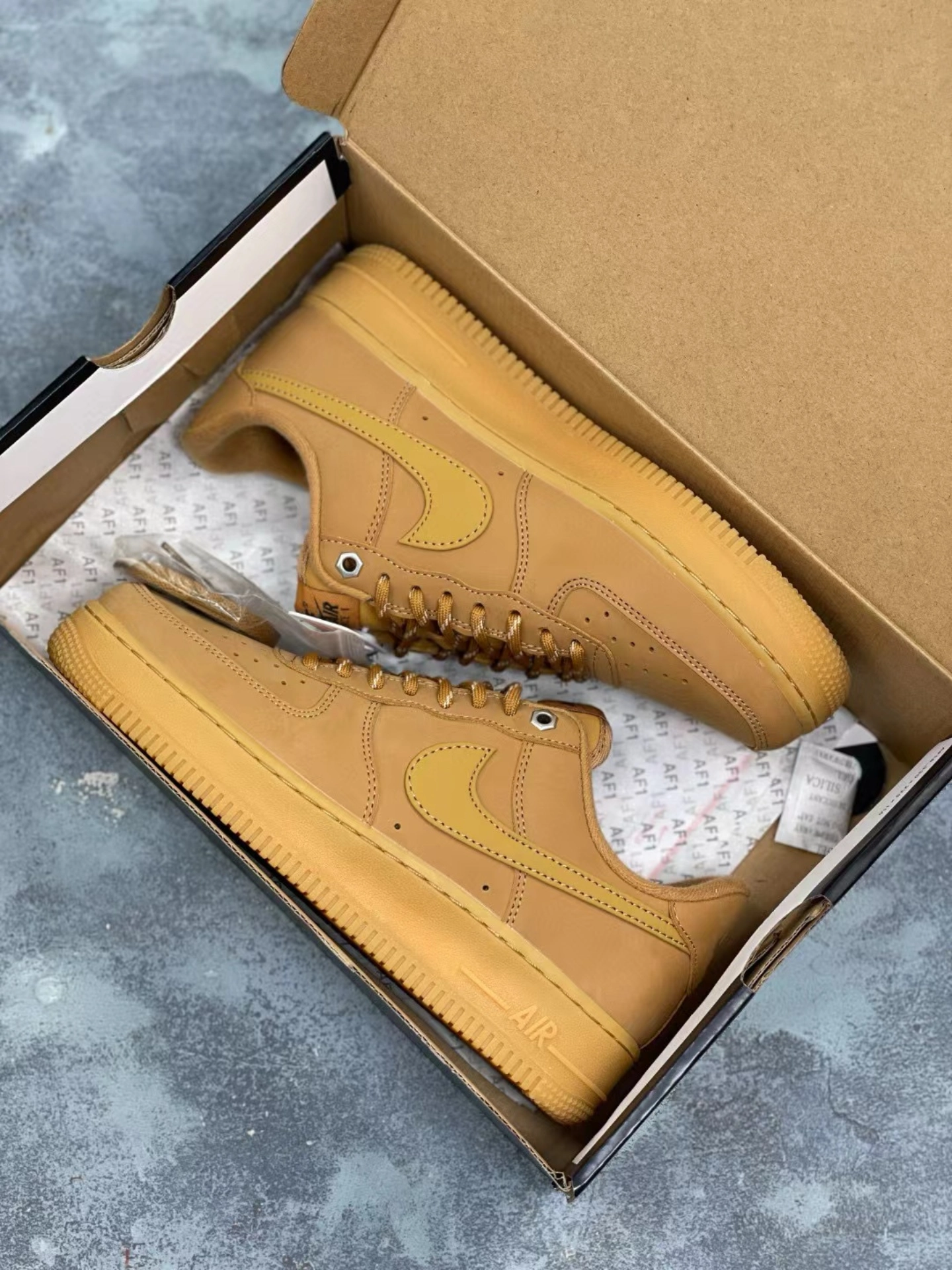 这款小麦色空军一号可以说是人气王了吧,做工精细,日常穿搭都很棒