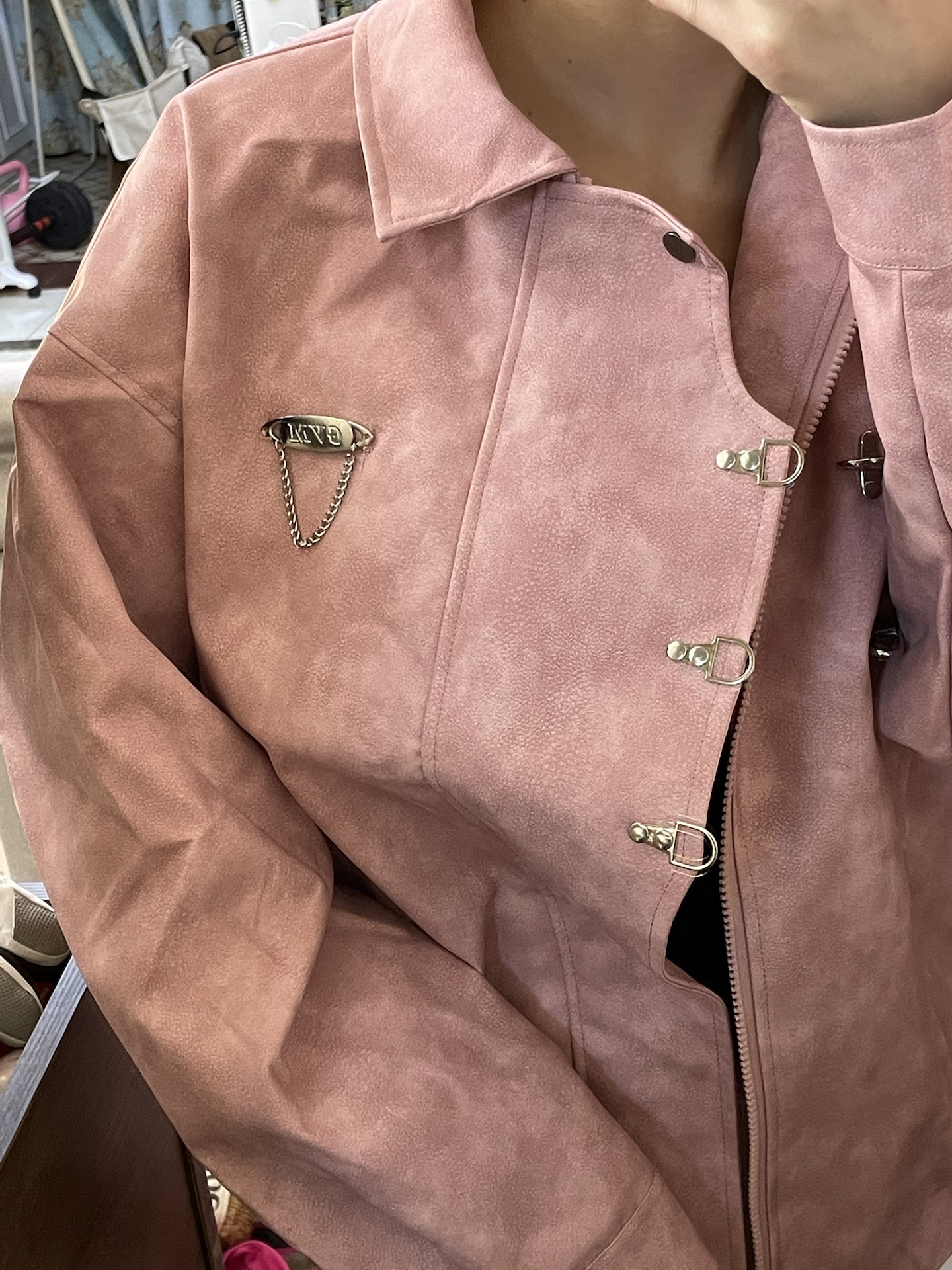 176/130 是有点脏粉色的皮衣外套