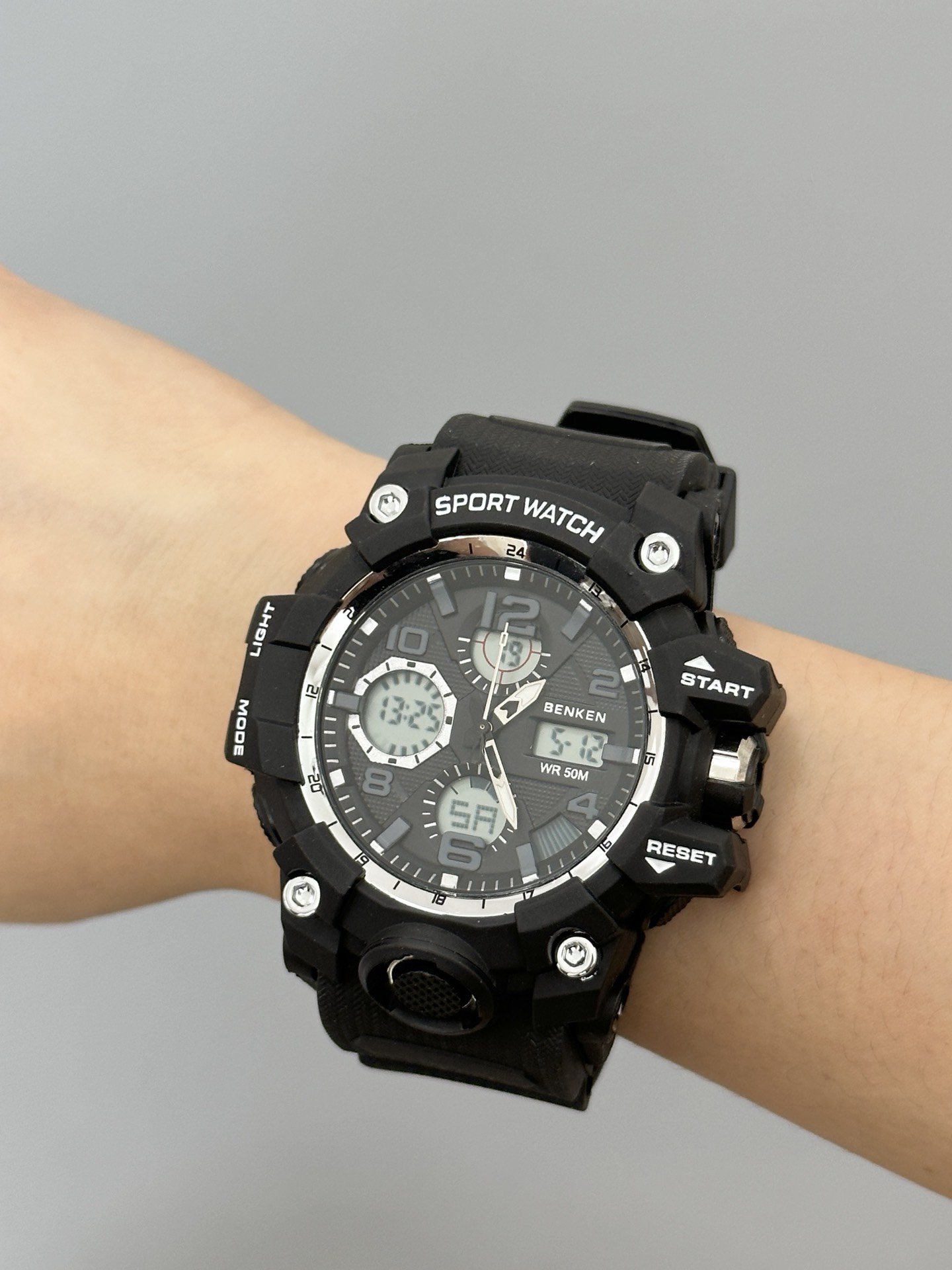 520快到了 给他挑了个贼酷的手表
黑武士很大气 表盘酷酷的
整体戴