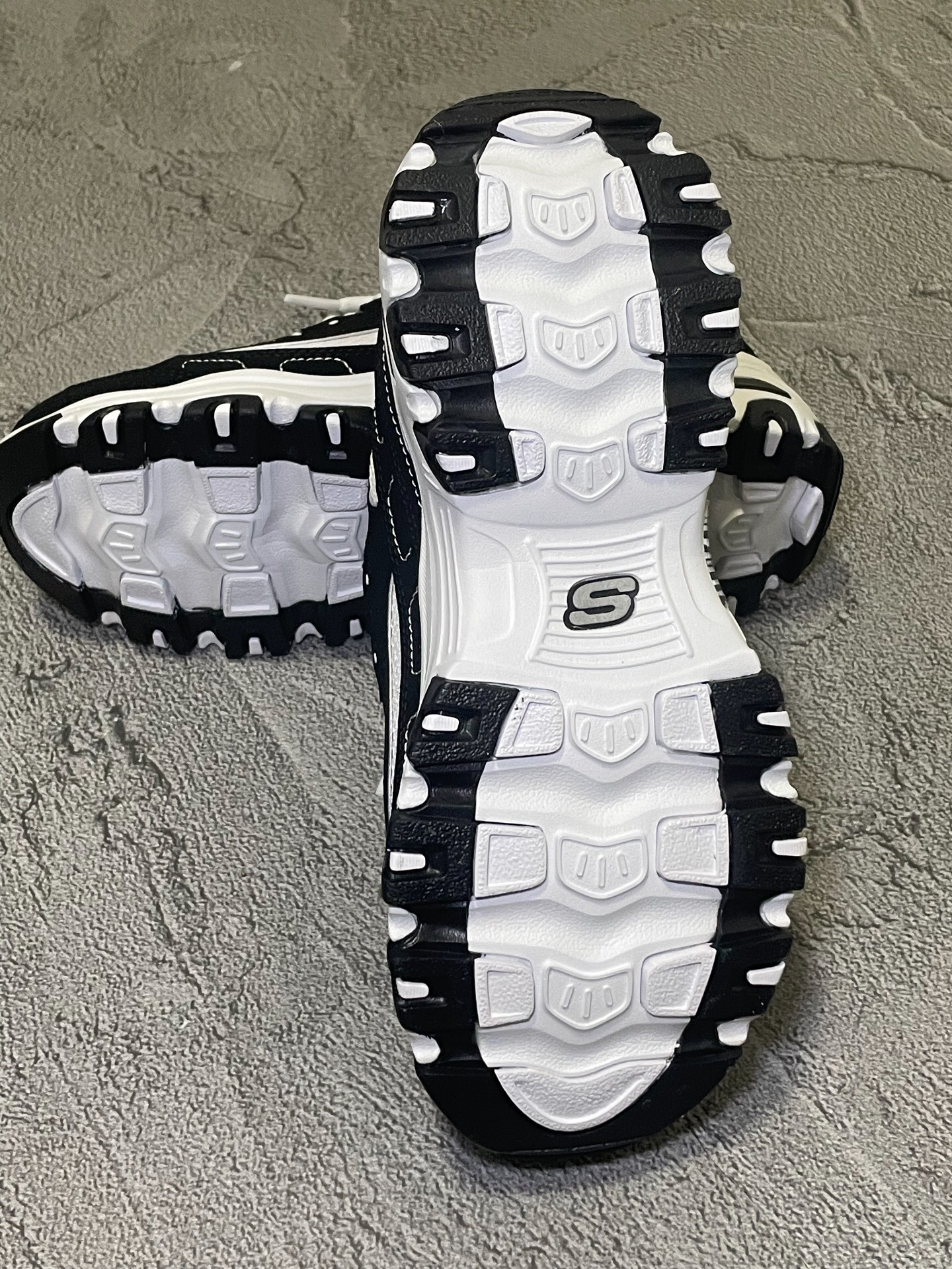 脚感太舒服了!斯凯奇黑白老爹鞋