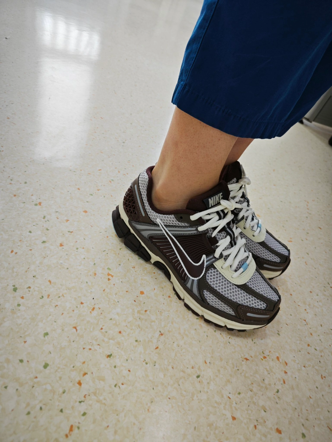 这双耐克看起来不起眼,上脚又时尚又低调,很百搭,而且显的脚很小,脚感