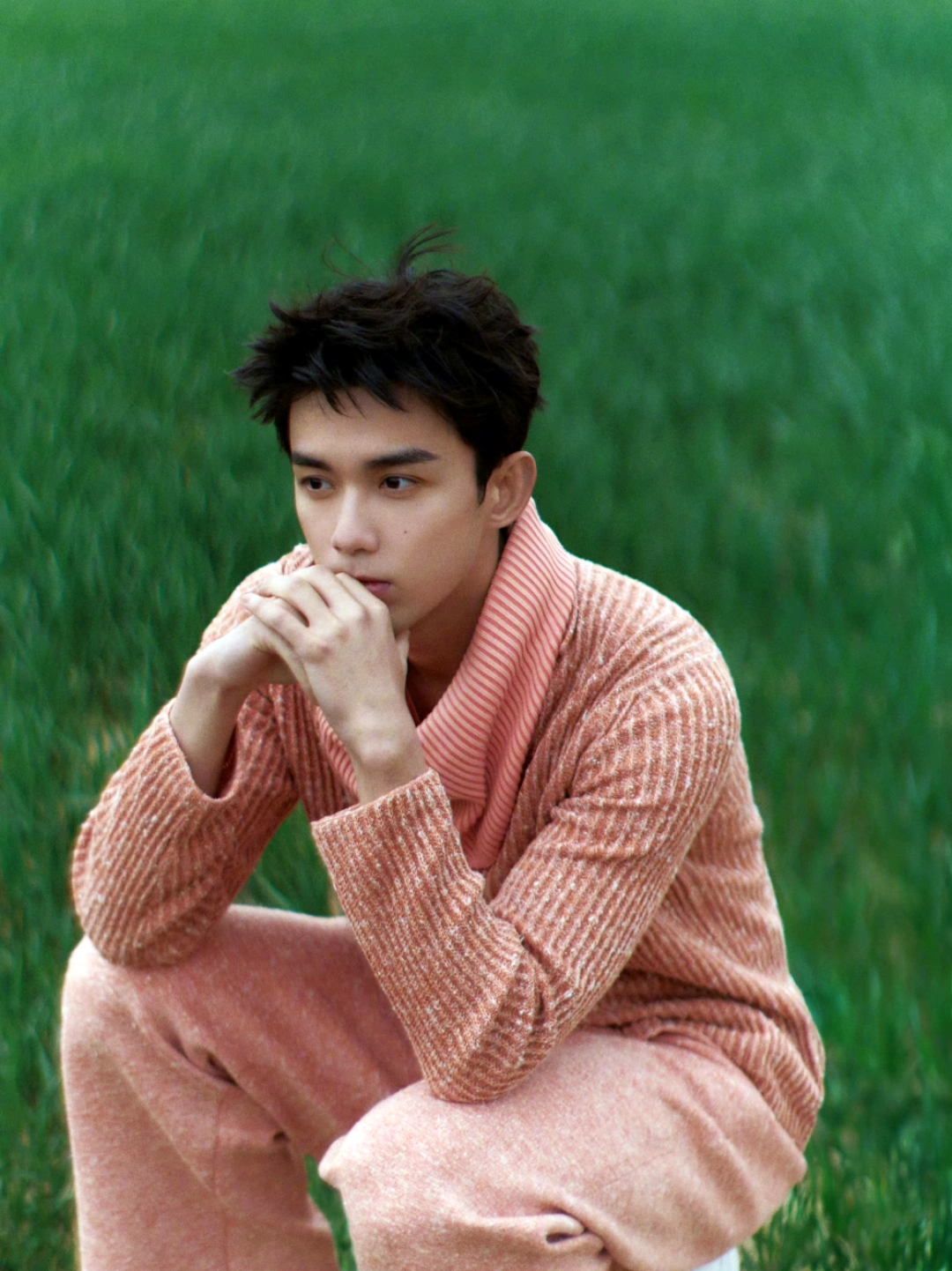 吴磊杂志大片穿搭造型解析🈶吴磊携新作《草木人间》拍摄时尚芭莎