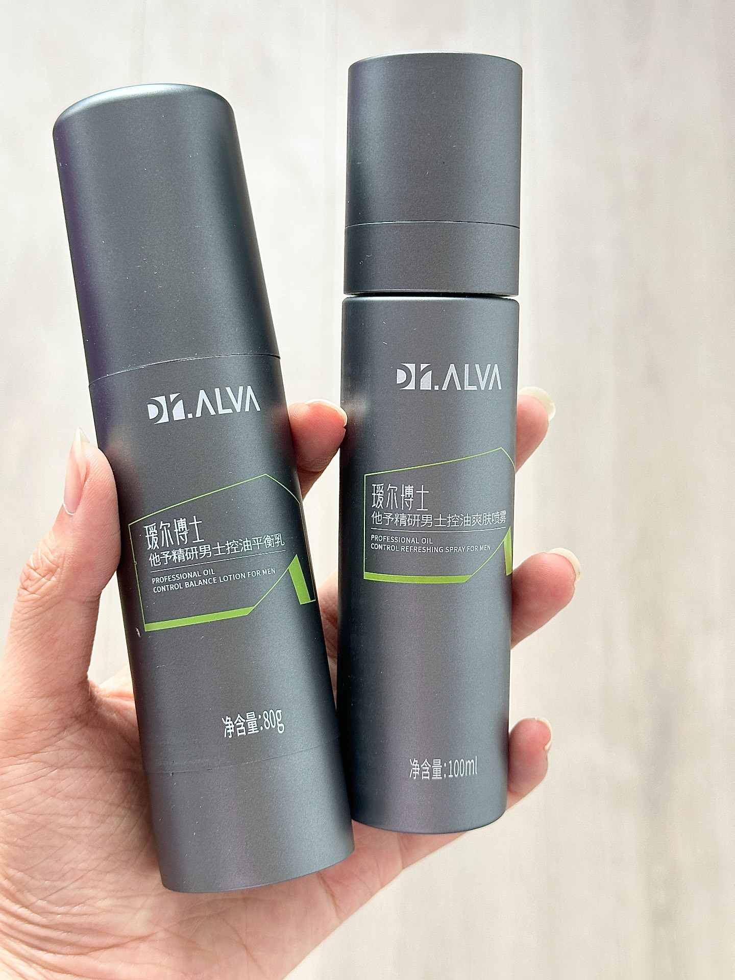 油很厉害 
我给他安排了这一套 他用下来真的好多啦 
水乳质地很清爽