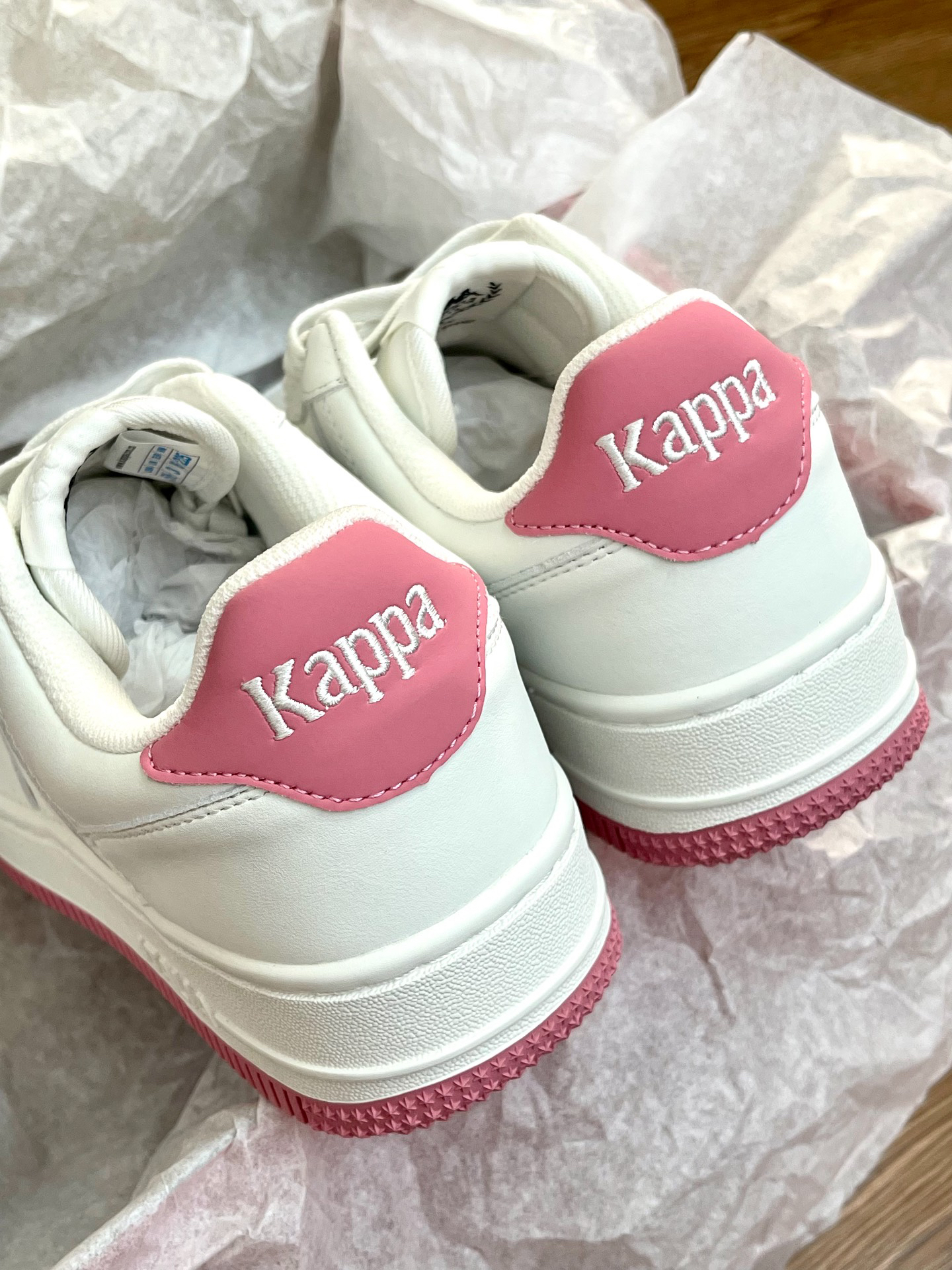 有小白鞋呀
kappa这双小板鞋尊嘟爱了
鞋跟做了玫红色的logo印字拼接