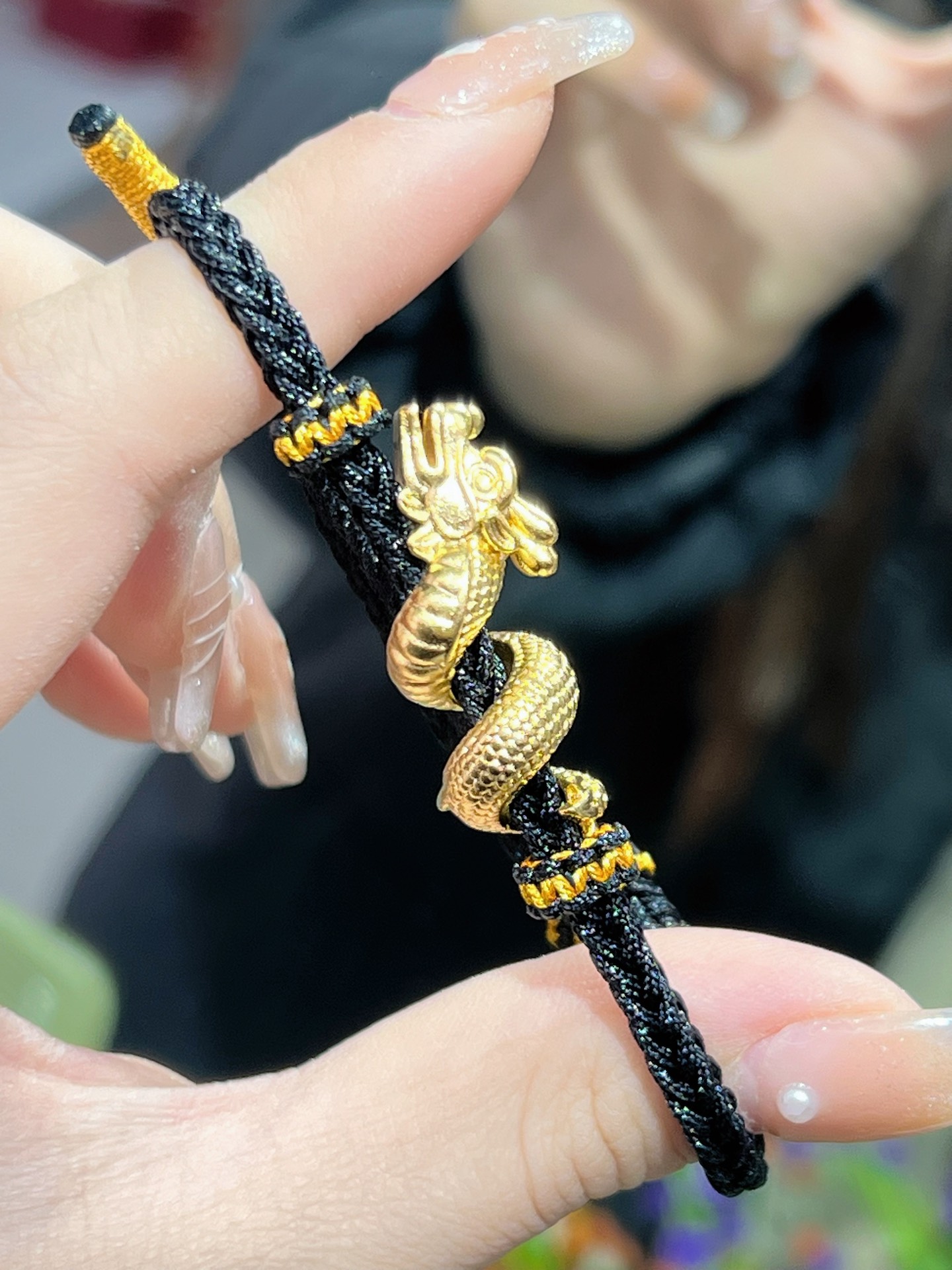 进入龙年的第一件事就是给男友配金龙
黑色编绳搭配黄金神龙,太完美了