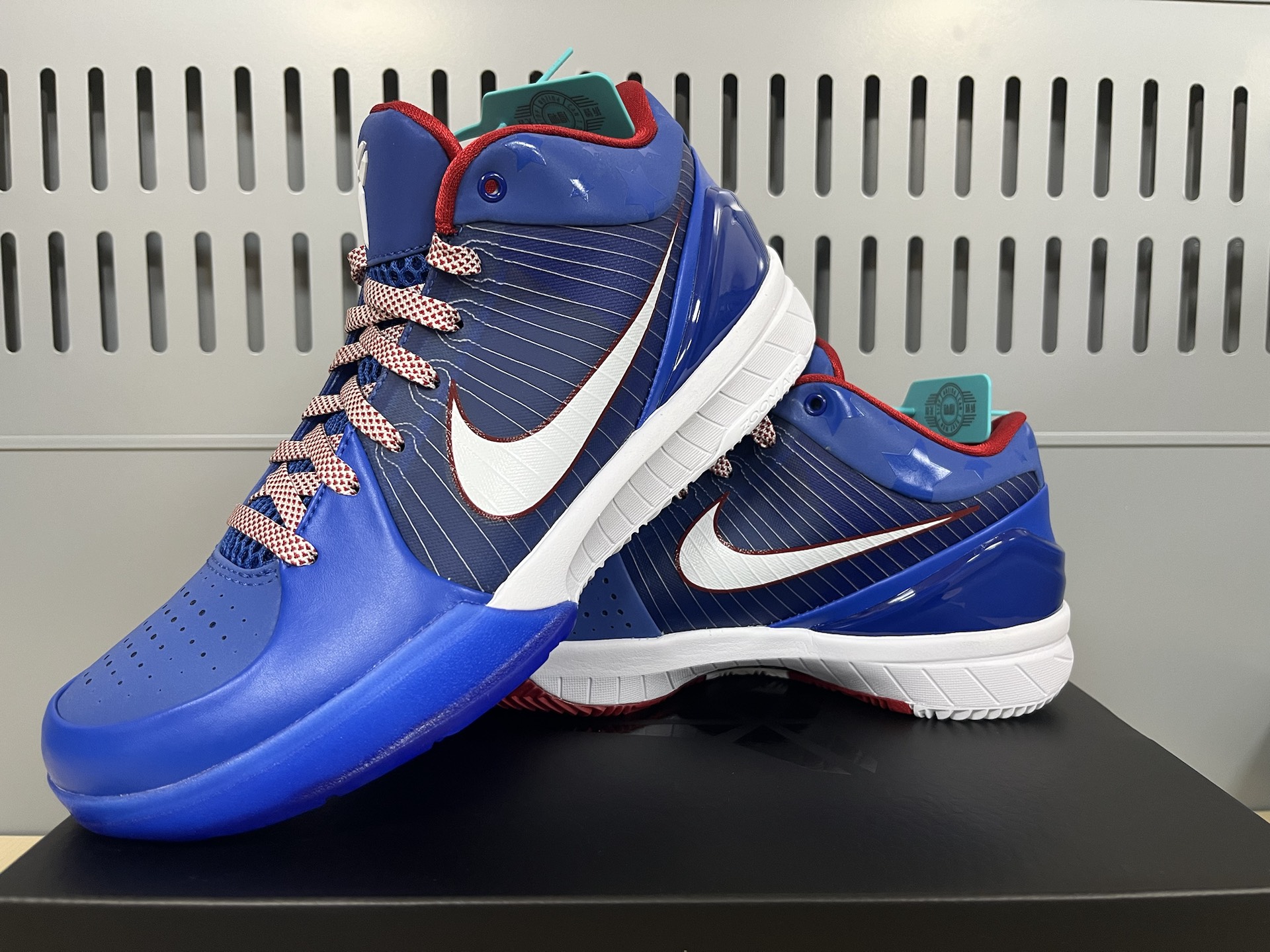 kobe4是#科比系列 独一档的存在,这双费城配色真的细节满满#科比4费城