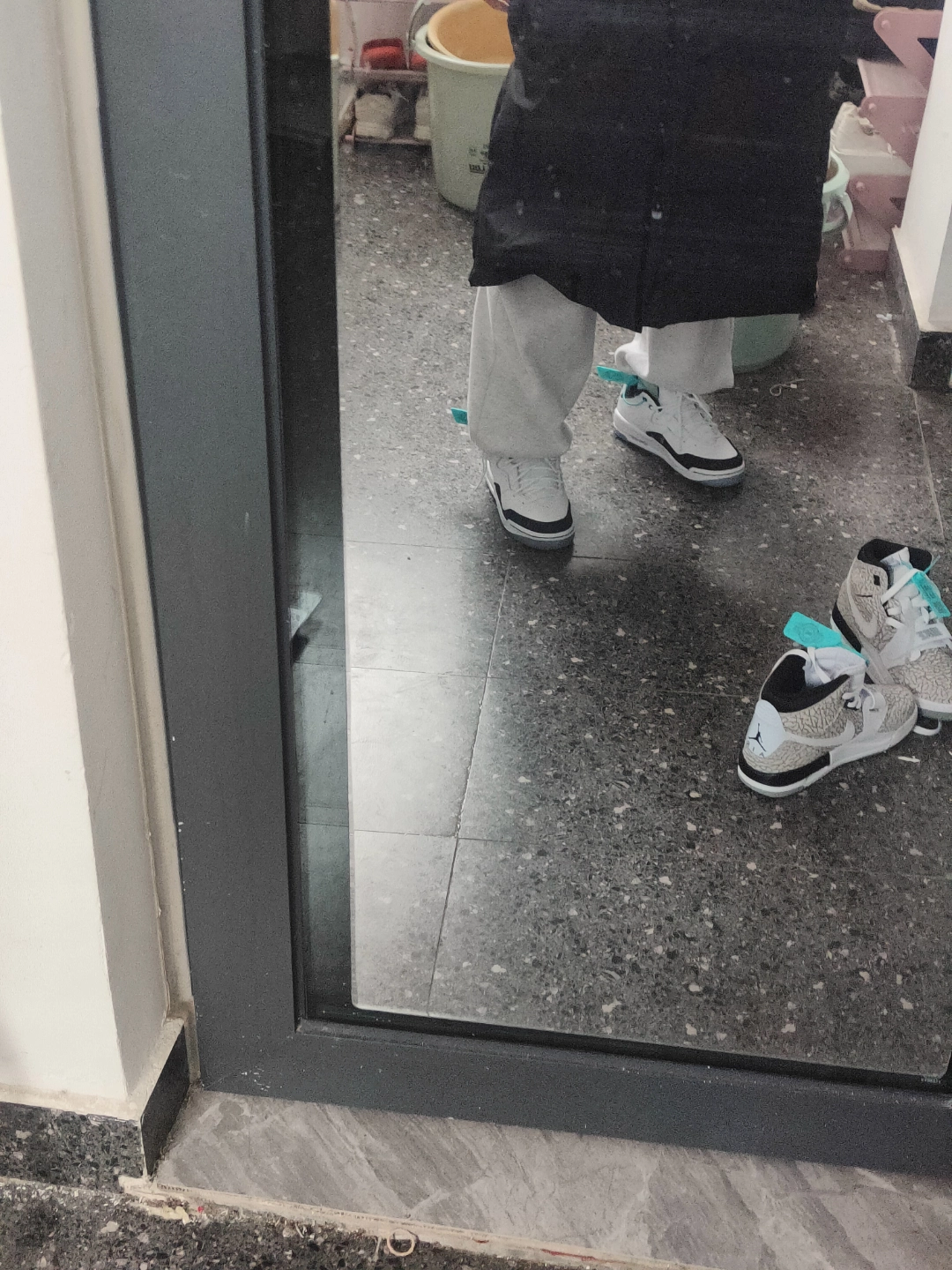 custom review-Джордан Courtside 23 Устойчивый к истиранию MID Топ Винтажные баскетбольные кроссовки Женские Белые Черные