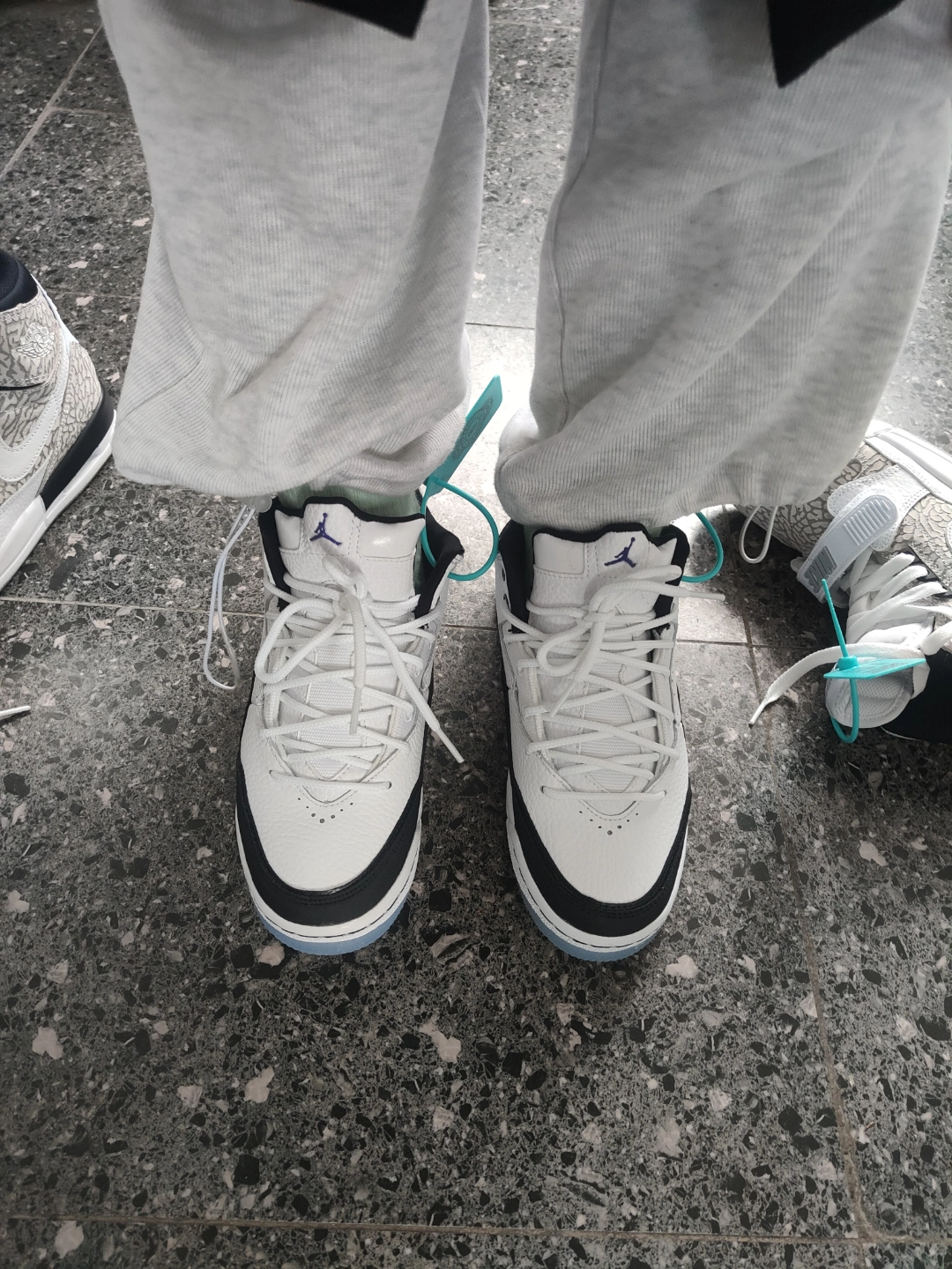 custom review-Джордан Courtside 23 Устойчивый к истиранию MID Топ Винтажные баскетбольные кроссовки Женские Белые Черные