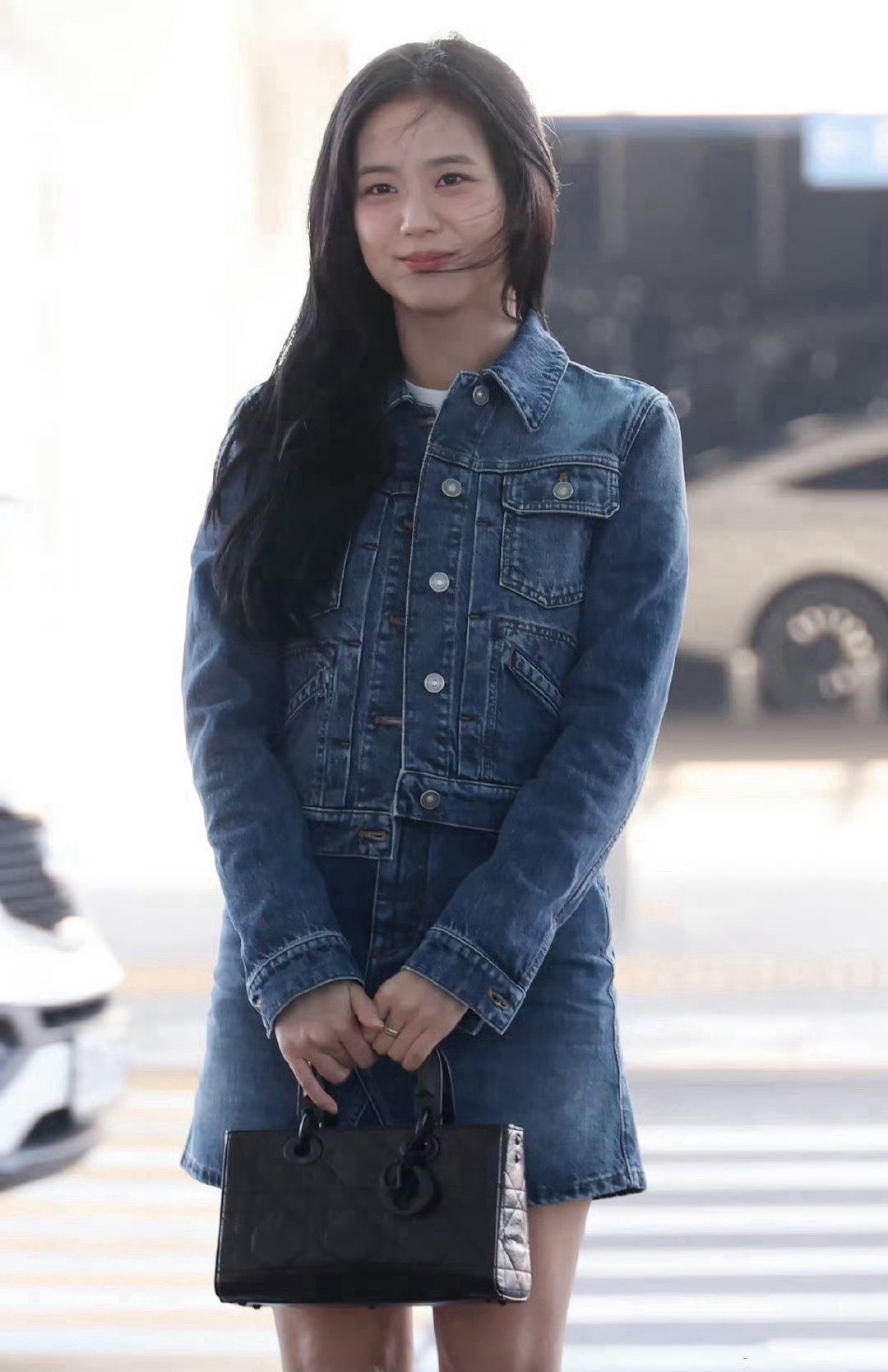 78金智秀jisoo仁川机场穿搭,这条牛仔短裙太美了