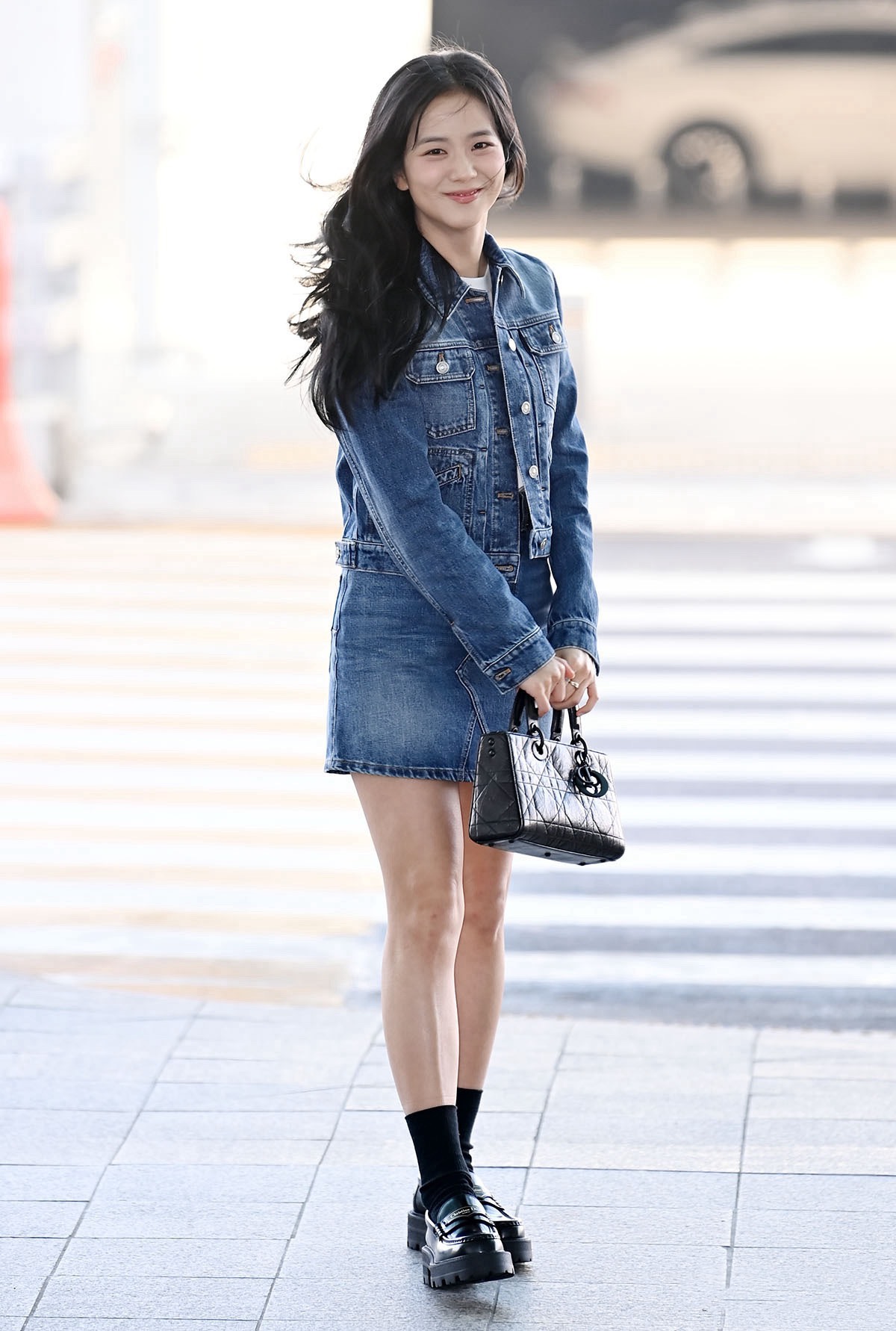 78金智秀jisoo仁川机场穿搭,这条牛仔短裙太美了