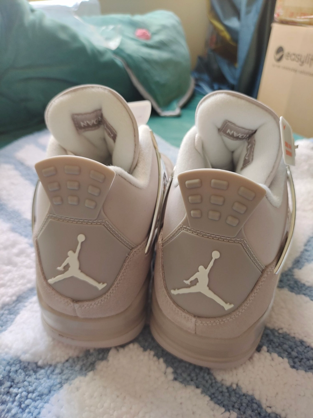 aj4银扣真假对比图片