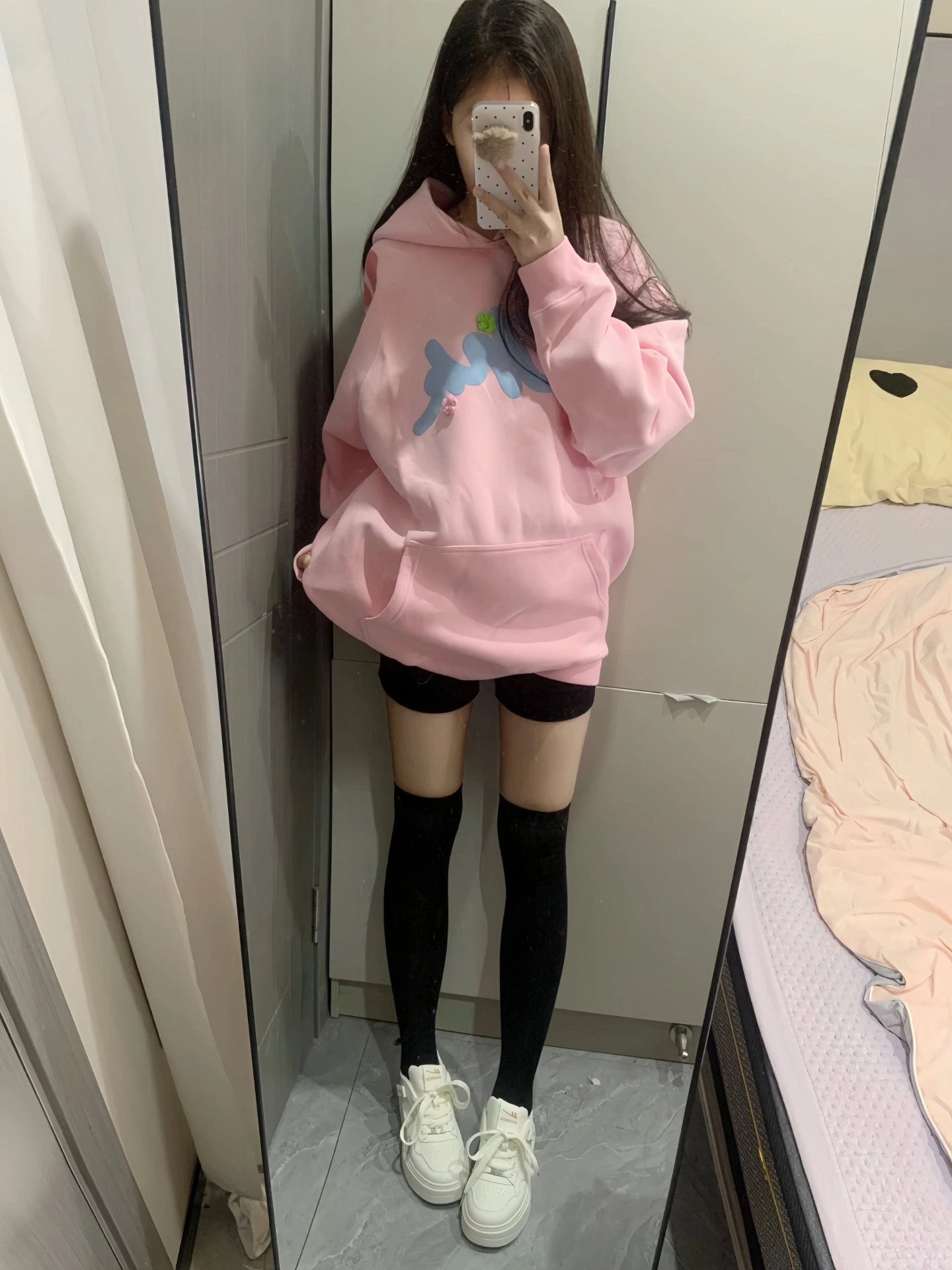卫衣配黑色过膝袜很显瘦01
