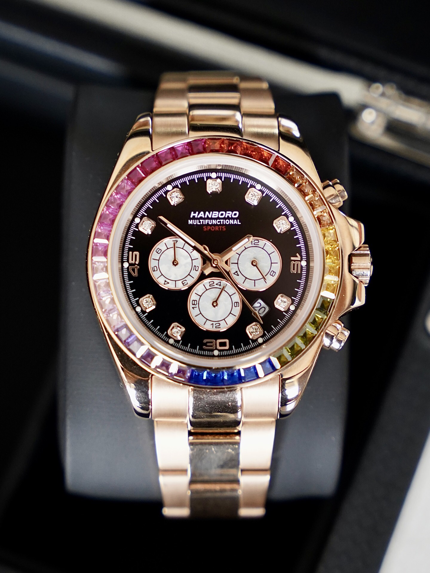 这款衡宝罗彩虹迪的手表是真的帅啊
它拥有着全自动的机械化构造
表盘