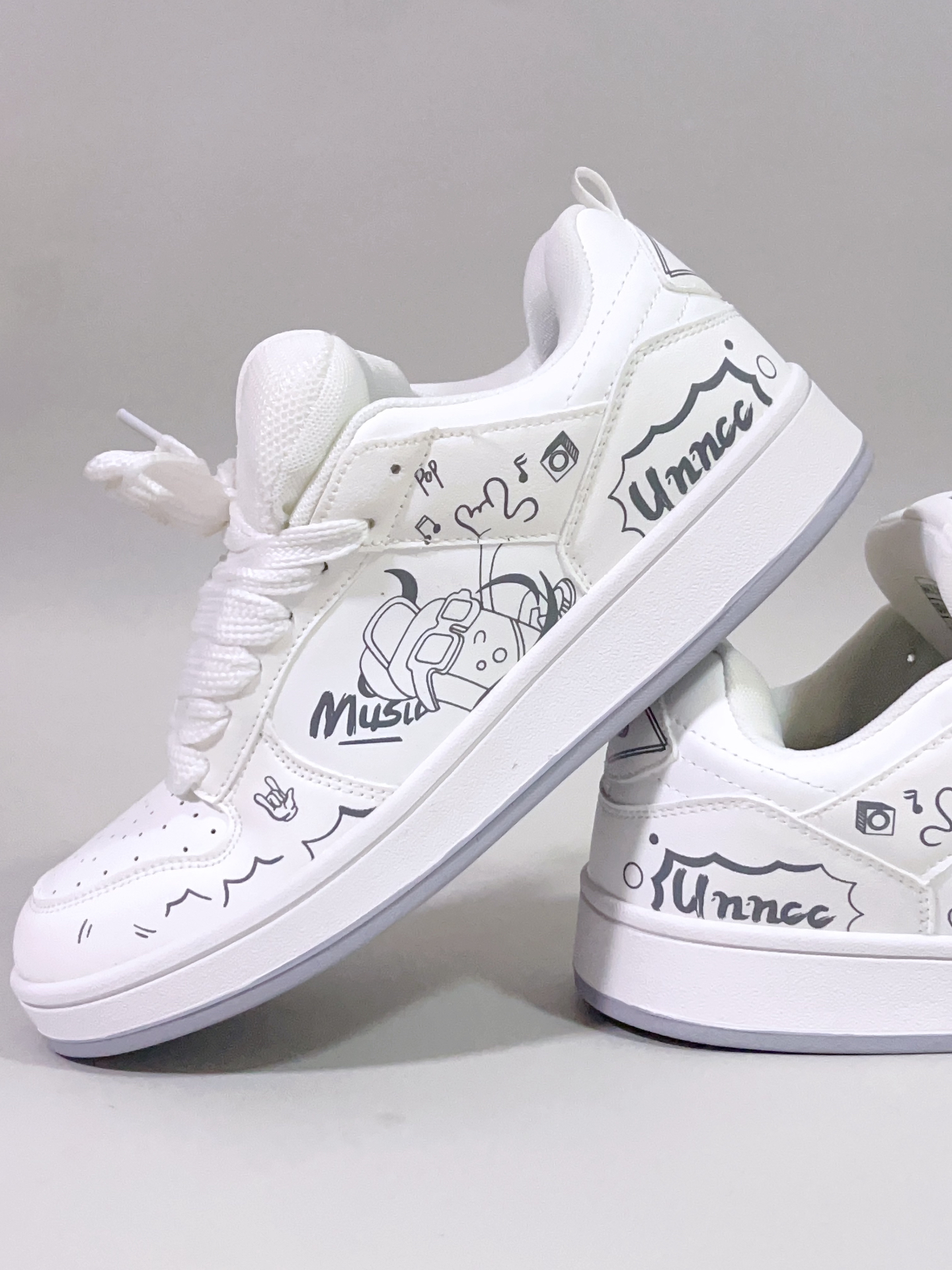 有涂鸦的小白鞋才是年轻人的专属!