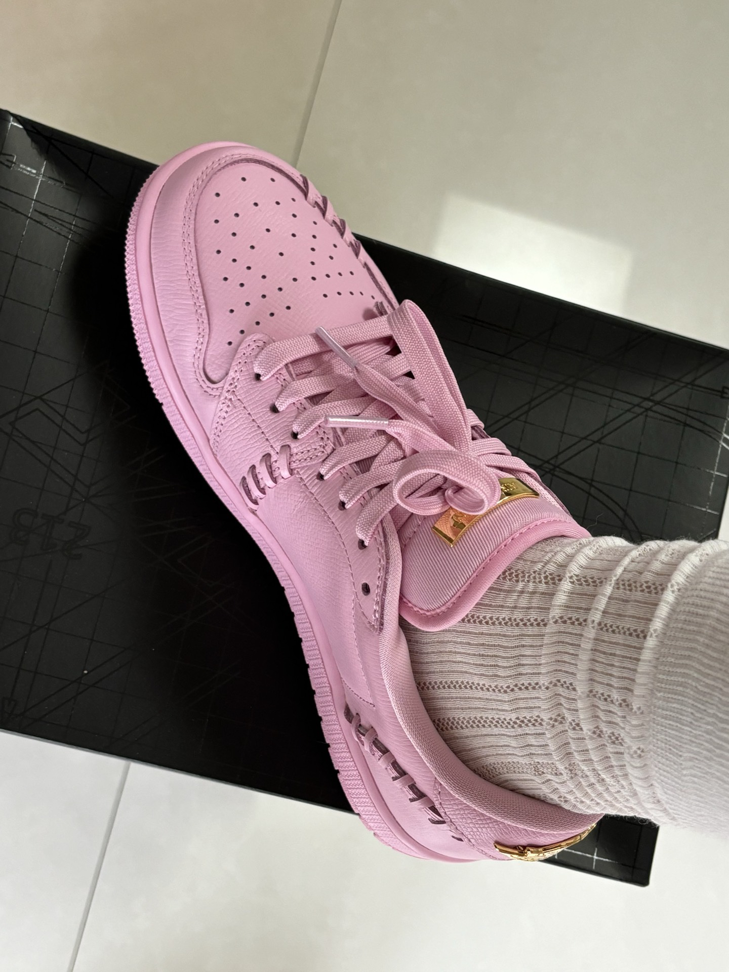 去健身房 然后找个地儿玩一上午手机
耐克nike 今日份aj女生 谁让