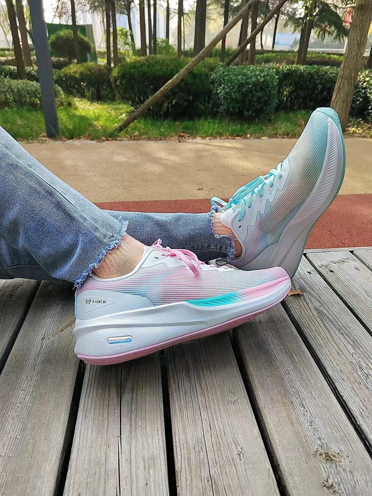 不光颜色好看,透气性真的是没得说,鞋面为网面