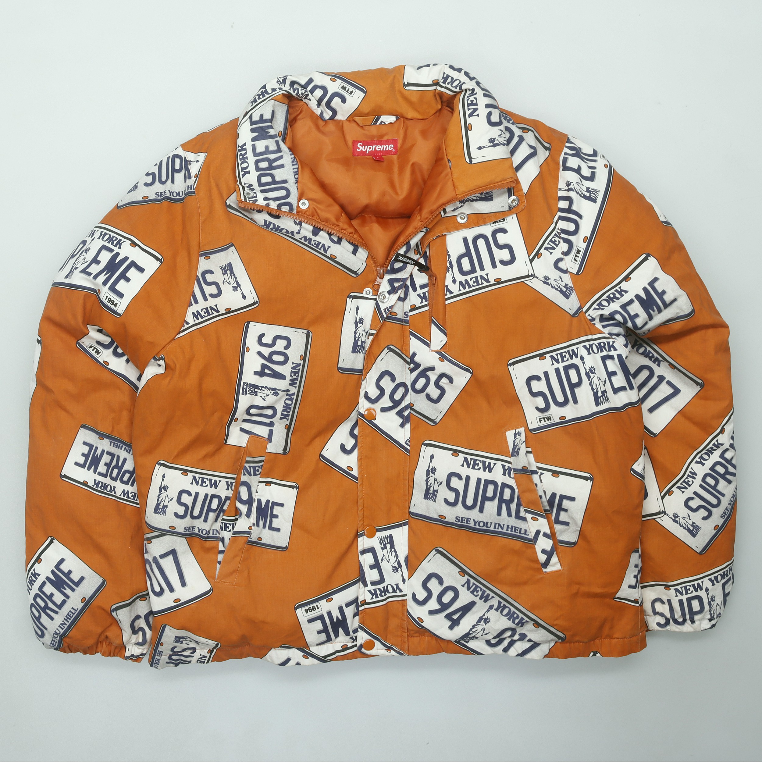 supreme车牌羽绒服图片