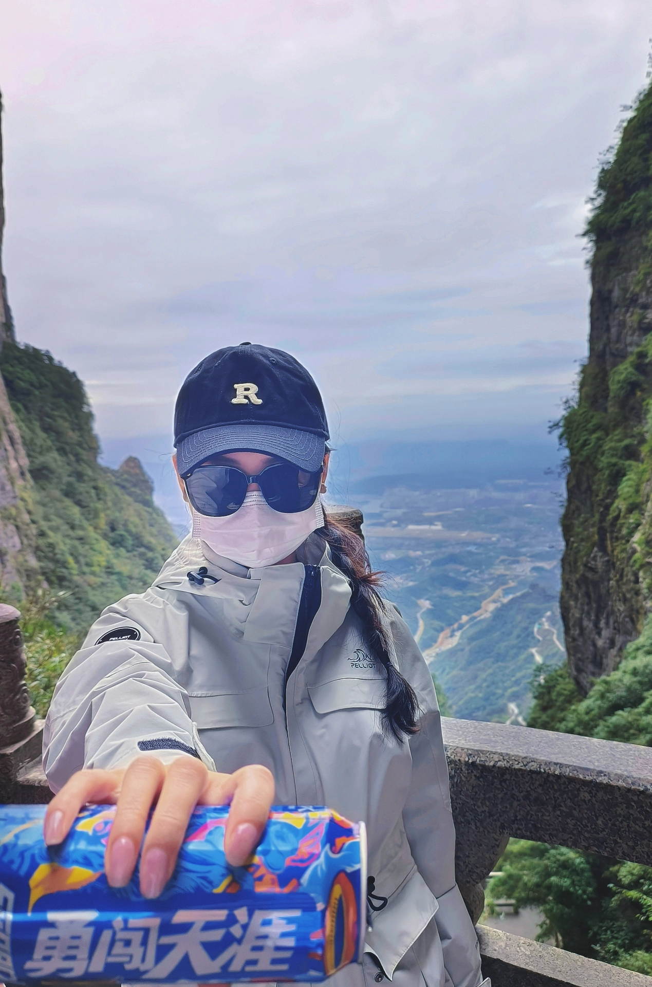 外层冲锋衣防水耐磨,白色真的不用担心脏,去张家界旅游八天,天天穿