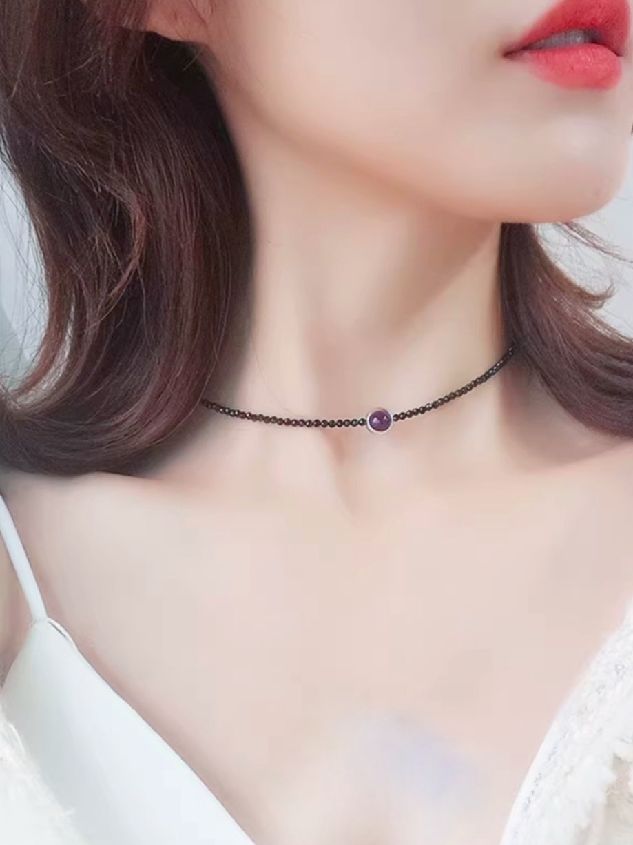 出去玩的时候最喜欢穿吊带,好多人也都会夸我脖子白嫩好看哈哈哈
在