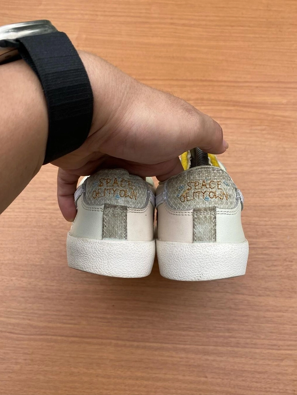 nike blazer low女款板鞋,绚丽黄色搭配棕绿色,时尚又抢眼!