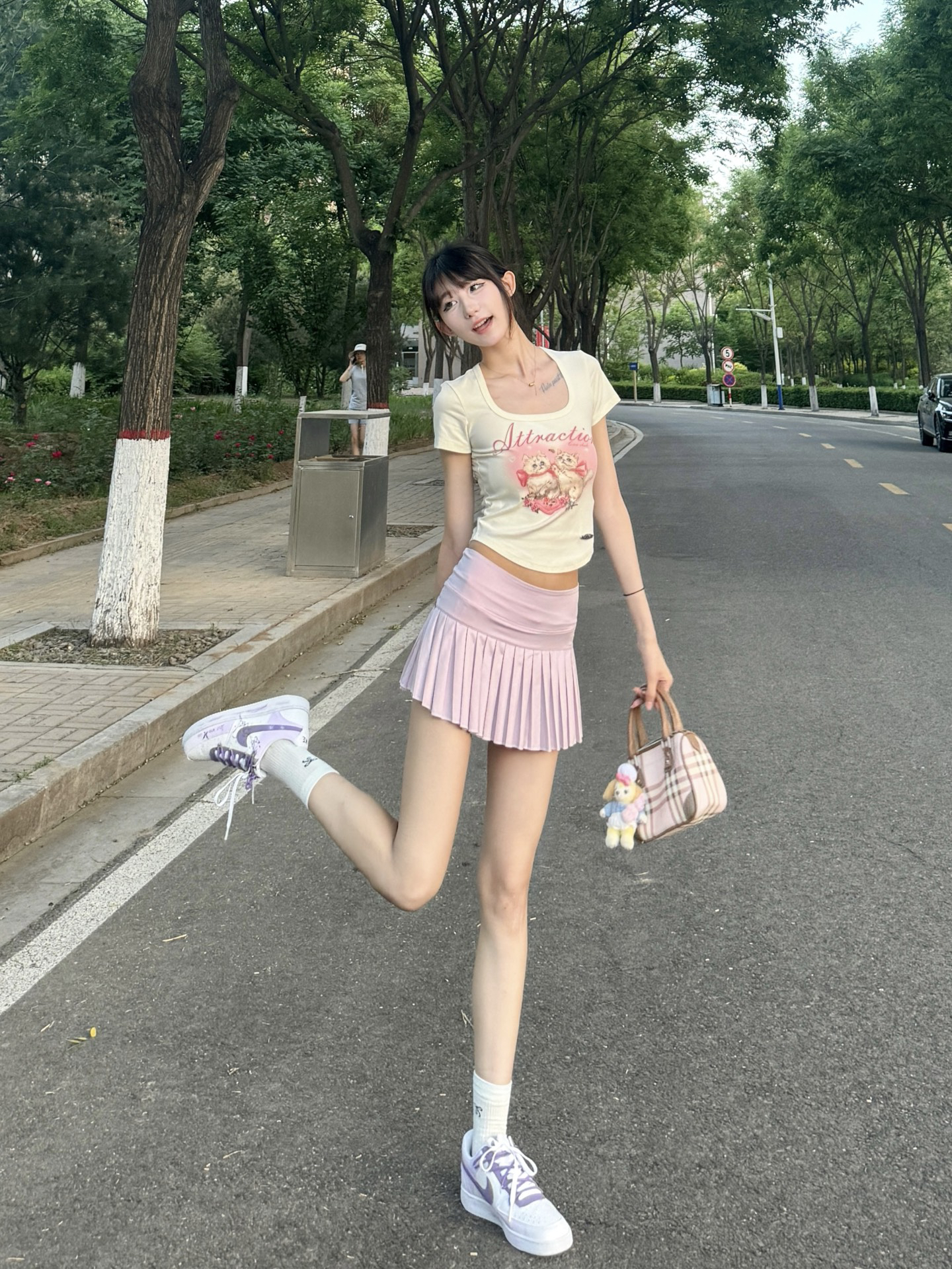 公式简单又好看
鞋子穿的是nike的紫色蝴蝶
跟我的小裙子真的超级搭配