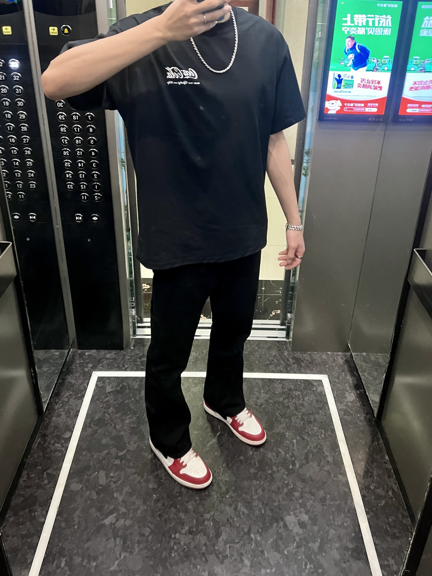 图案 非常简约 衣服材质也很舒适 非常百搭
👖直筒牛仔裤 
👟aj1