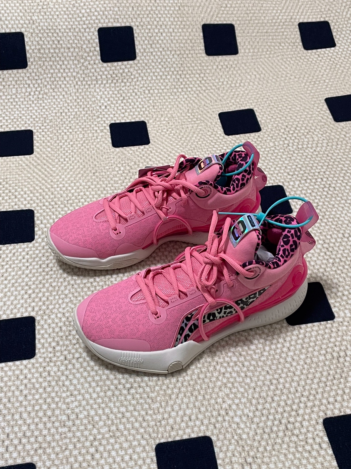 鞋子的颜色搭配是采用粉红色搭配鞋底标准,白色的橡胶材质,鞋子的整体