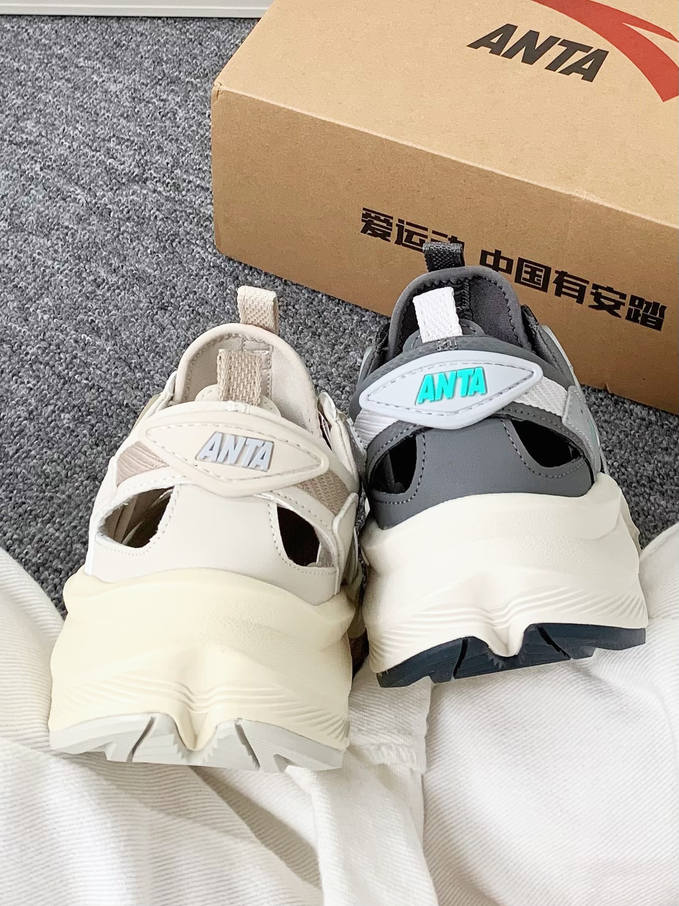 安踏溯溪鞋二选一,留哪一双呀?