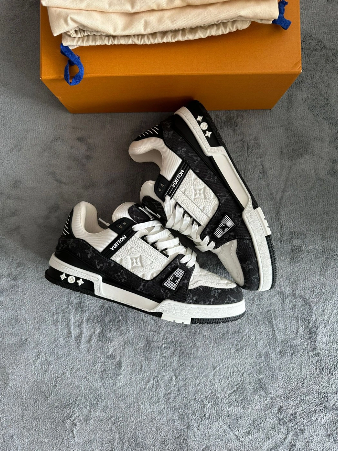 今天分享一款百搭潮鞋lv trainer黑白熊猫满印牛仔,大家帮我看看怎么