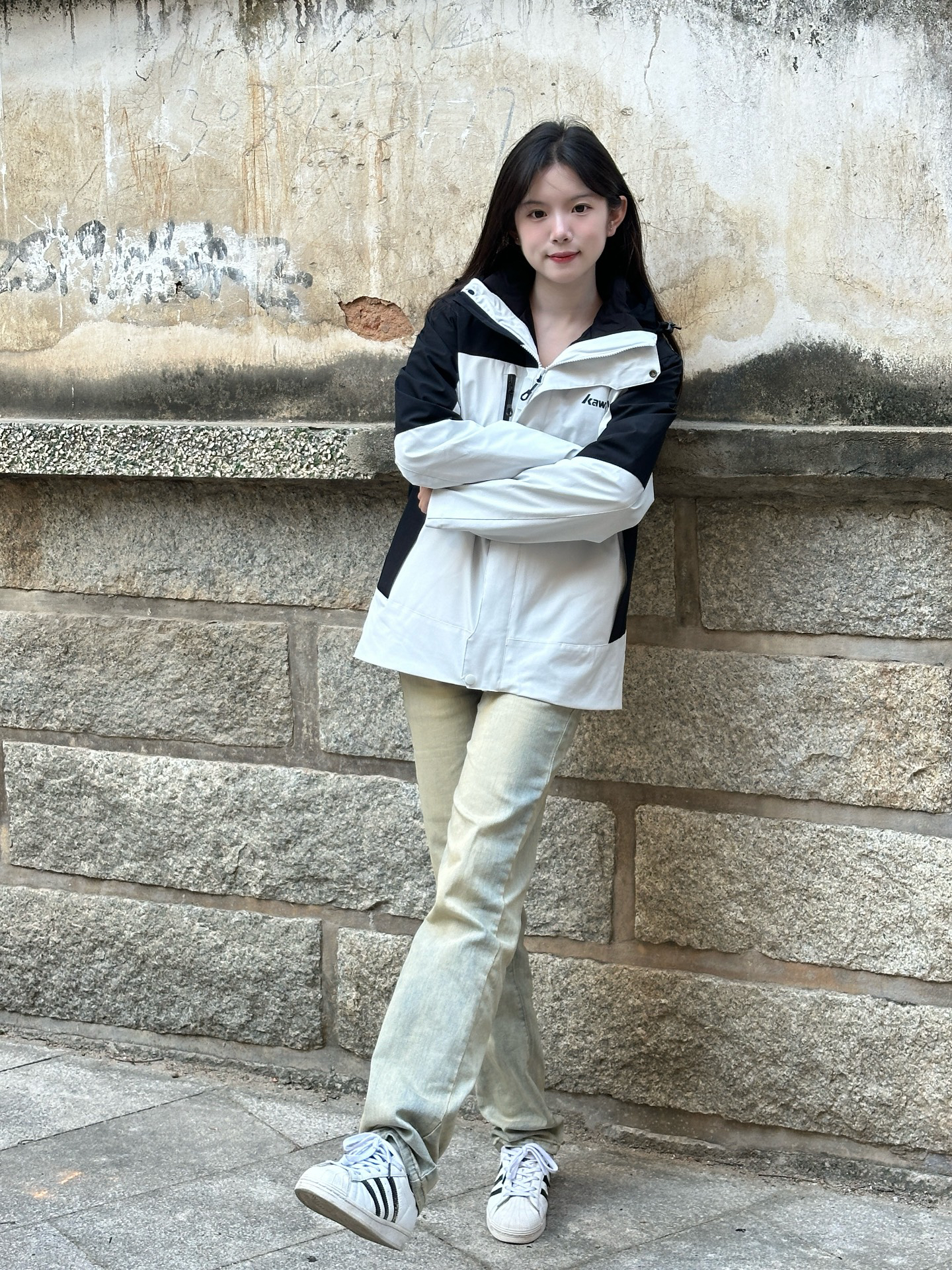 可以拆卸的设计呢
更方便啦
搭配一条水泥黄牛仔裤
女生这样穿也很酷!