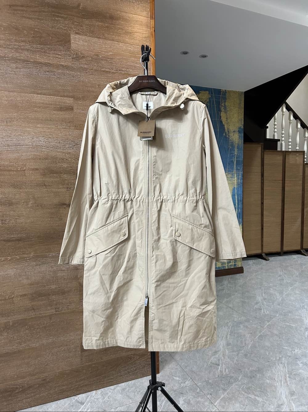 8码 burberry horseferry字母印花棉混纺连帽风衣 女款 卡其色