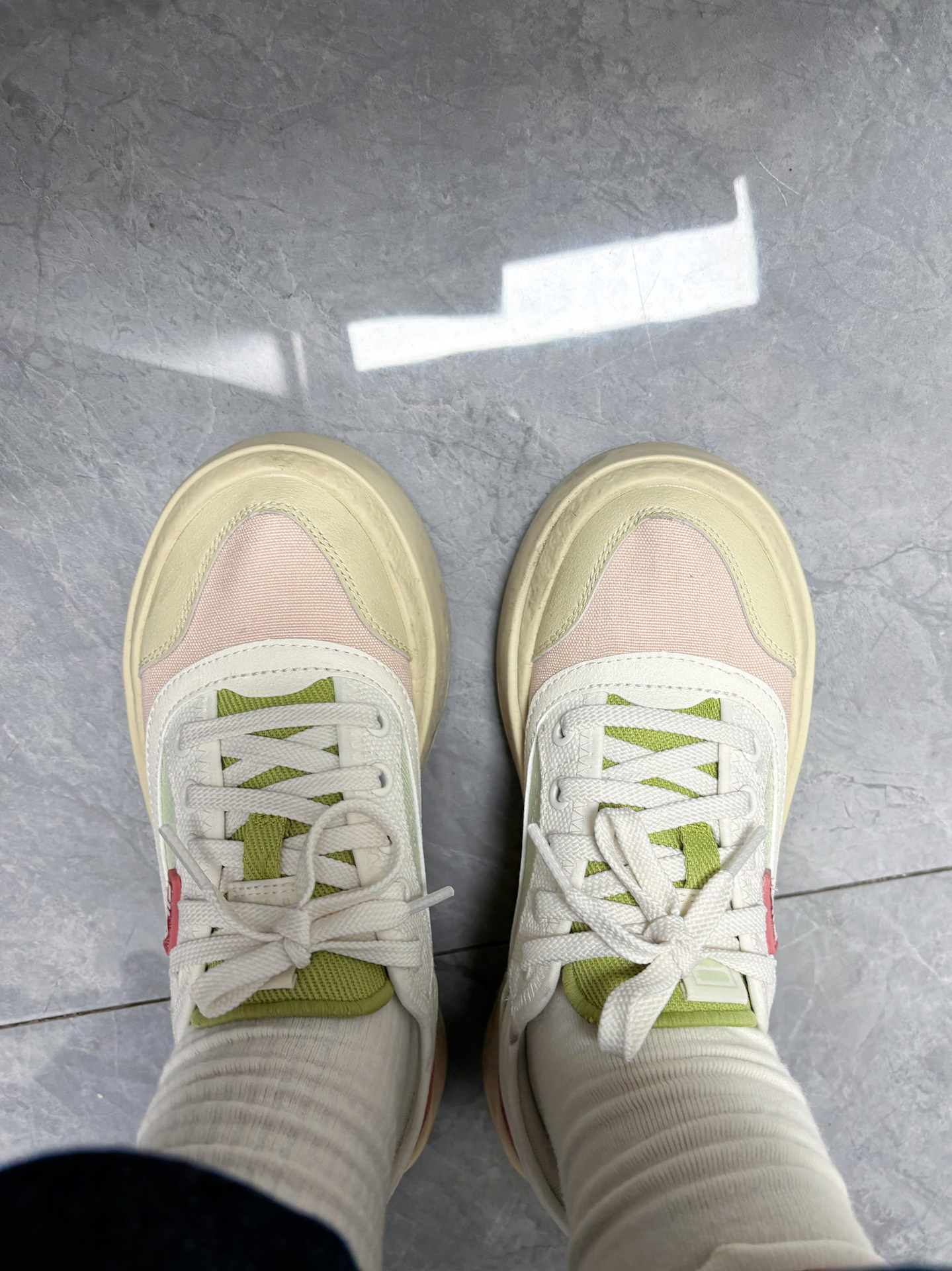 好看的水母鞋.颜色超级治愈呀