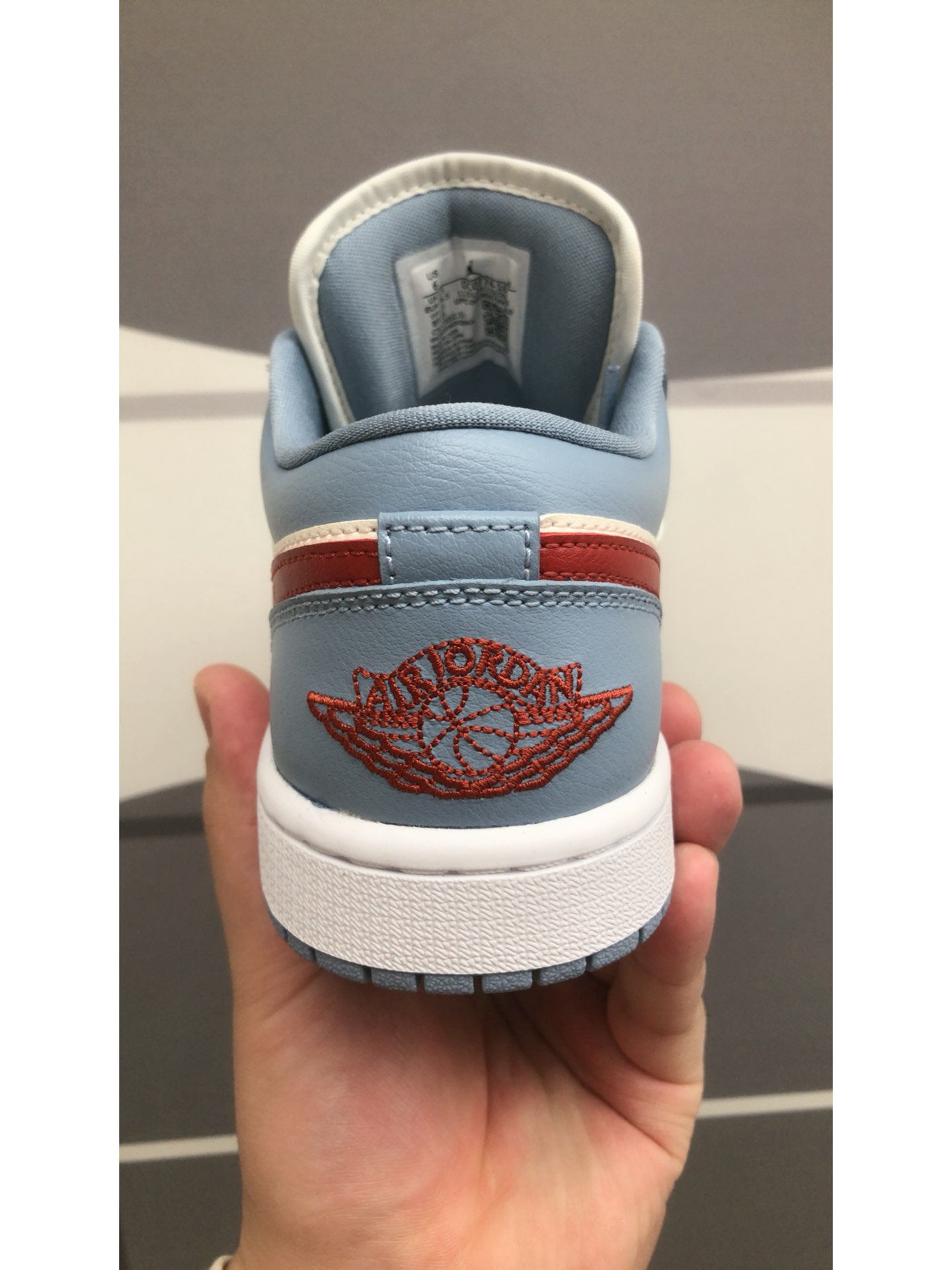 aj1鞋垫logo一天掉了图片