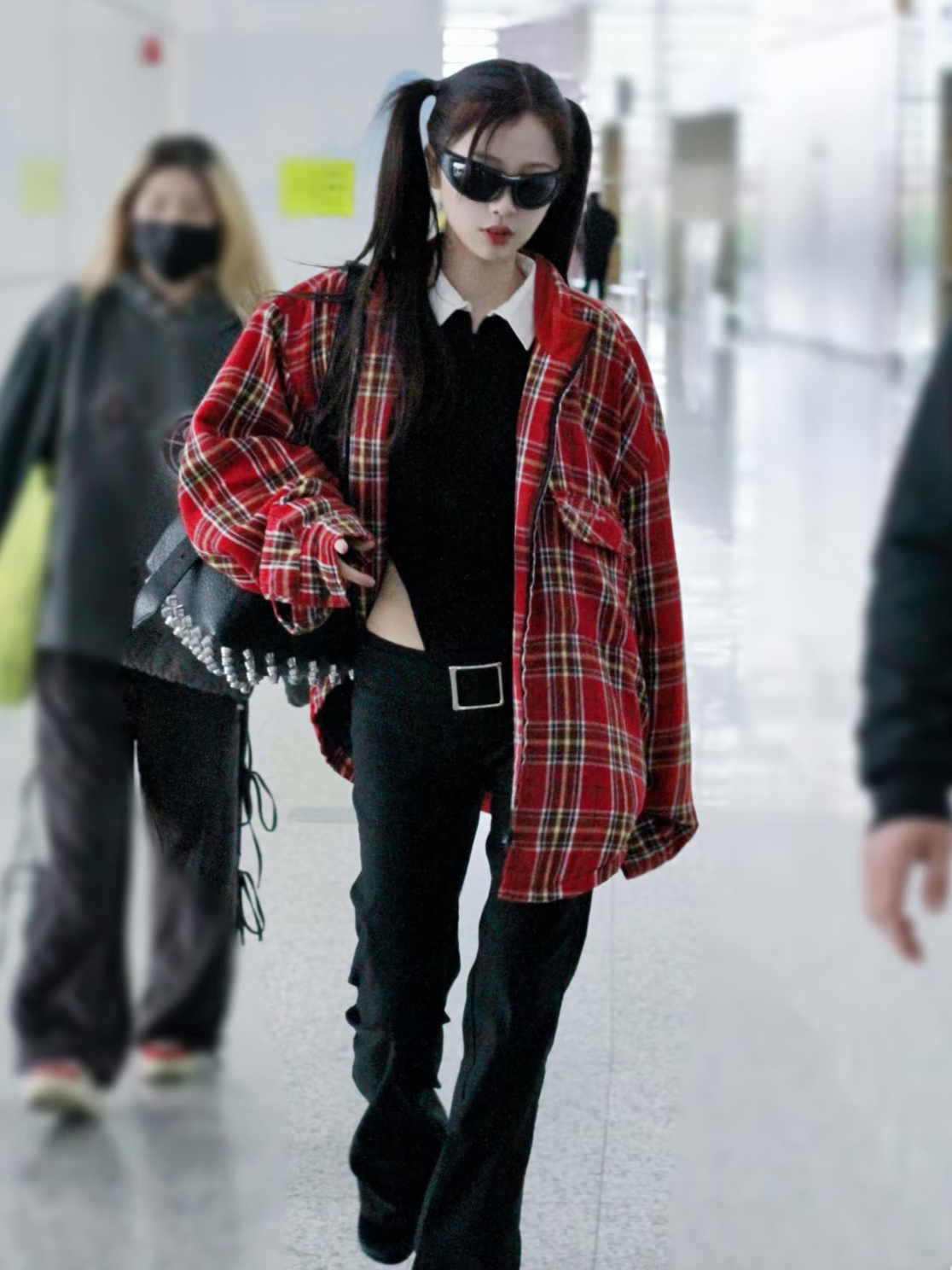 虞书欣出发澳门尖叫之夜机场穿搭