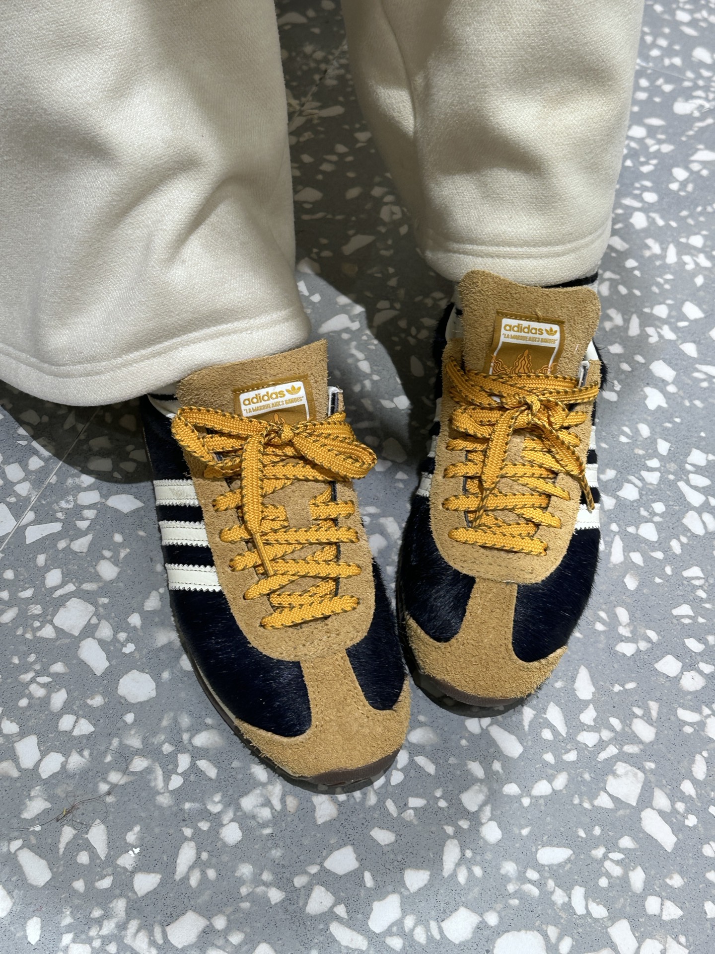 ブランド通販サイトをすべて FEIFEI RUAN X adidas originals Country OG 'Black White Tan トップス