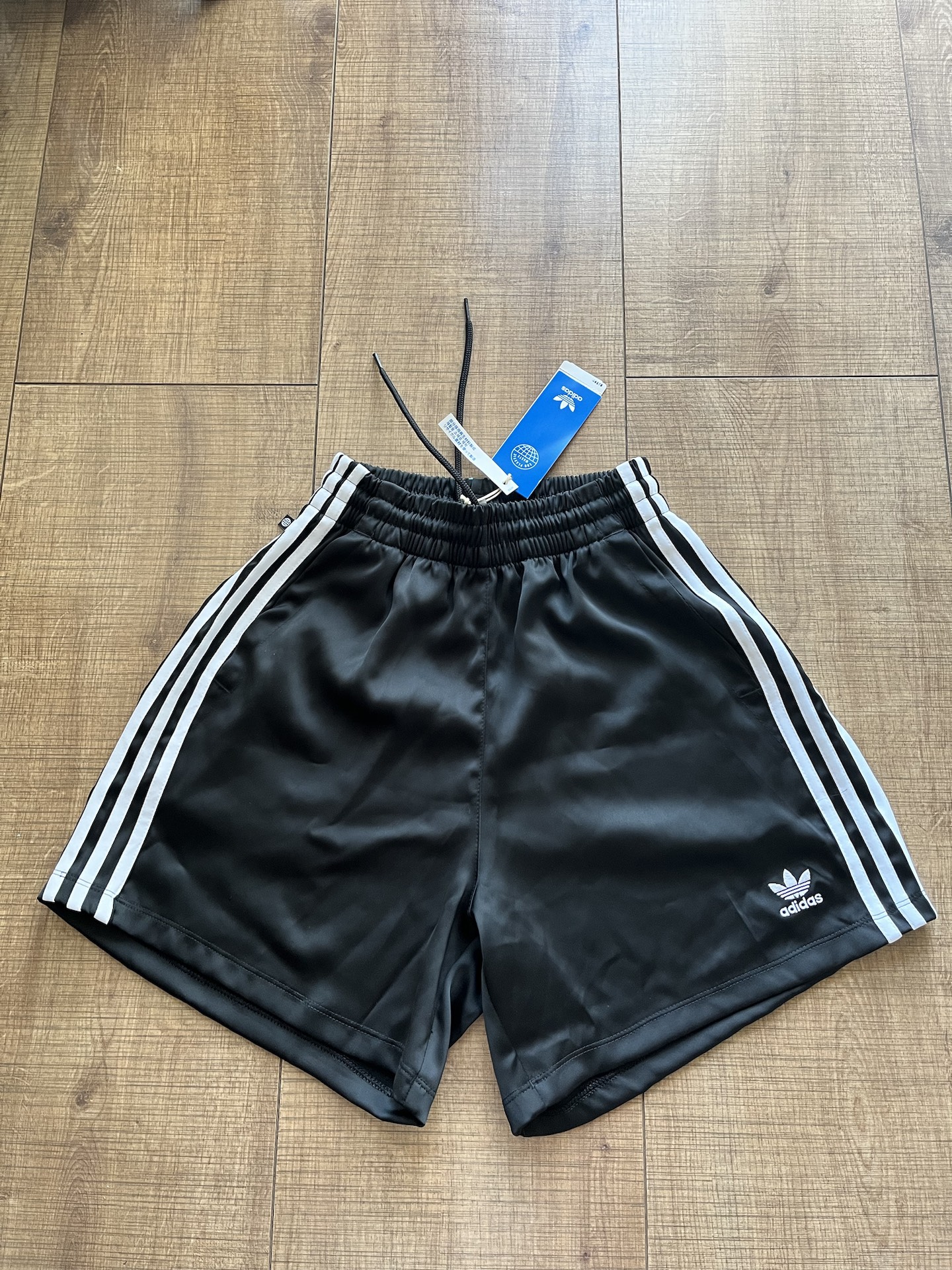 非常百搭的一款短裤 #adidas originals #高颜值运动短裤 #阿迪达斯三