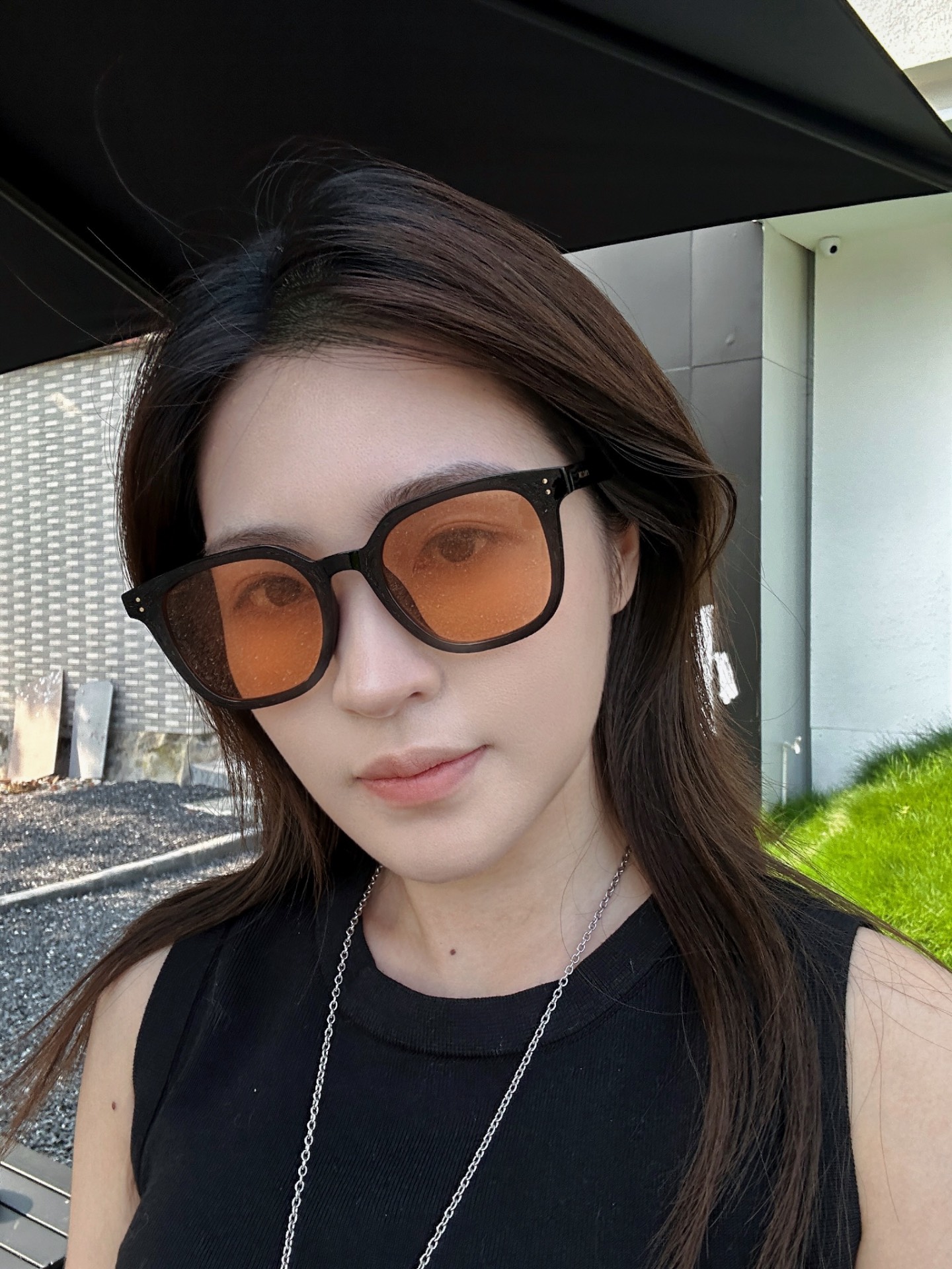 橙色镜片的墨镜