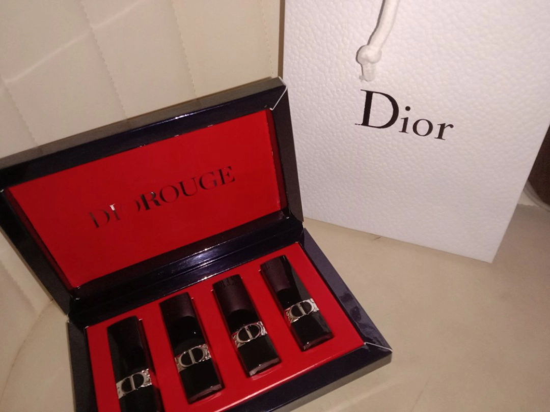 Полиция открыла комплект фальшивых парфюмов Dior, 