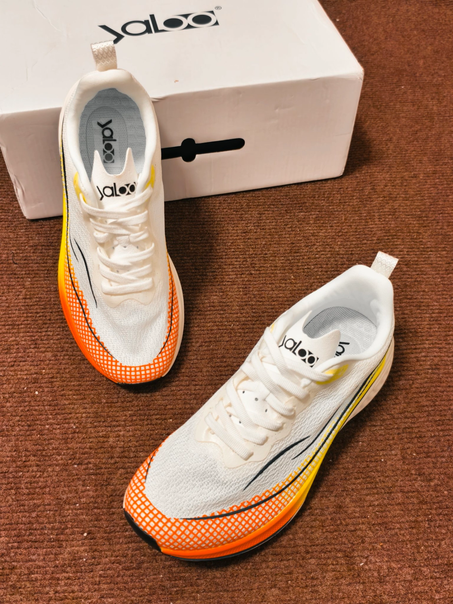 ootd今天给大家开箱#雅鹿 休闲时尚运动鞋
鞋子拿到手超级轻便
整体